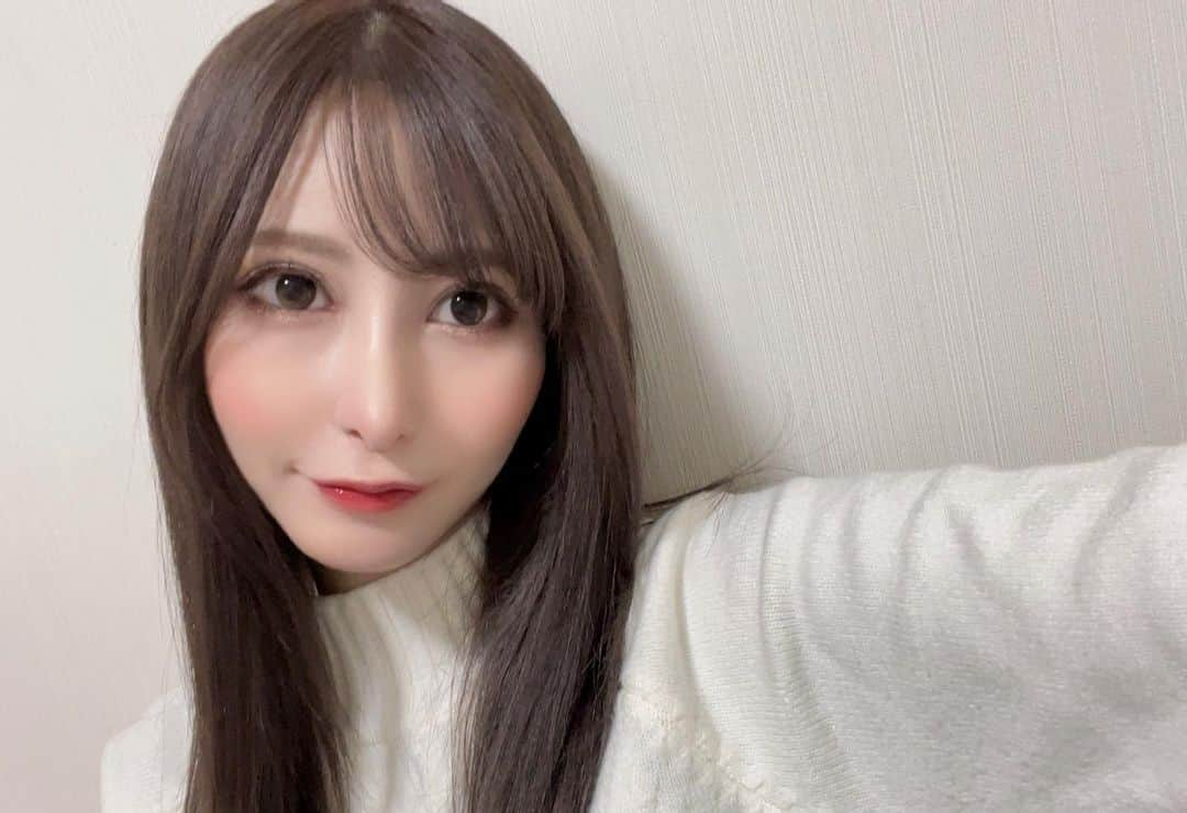 夏希まろんのインスタグラム：「2022年は色々あったけど たぶん人として成長できた 1年でした。 . いい事、悪い事、 楽しい事、辛かった事 たくさんありましたが 2022年を生き抜けてよかったです。 . 2022年も関わってくださった方々 応援してくださった皆様 ありがとうございました🙇‍♀️ . 来年のことは 年が明けたらまた考えます💁‍♀️」