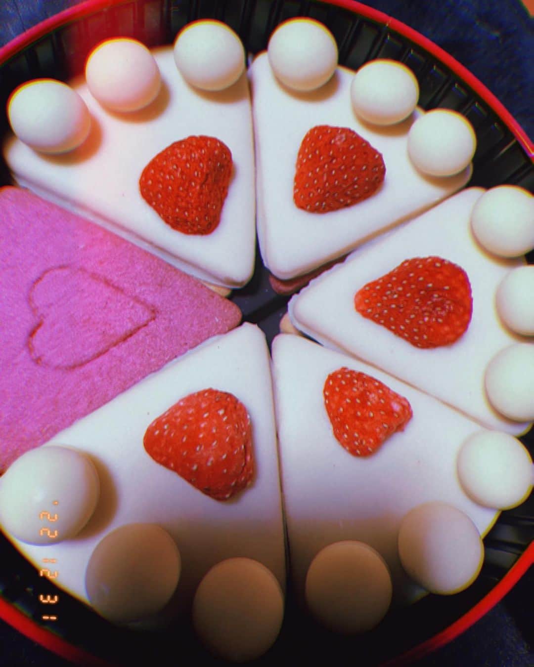 のインスタグラム：「2022年 今年もありがとうございました🤍 良いお年をお迎えください✨  いちごのケーキクッキー かわいい☺️📸」