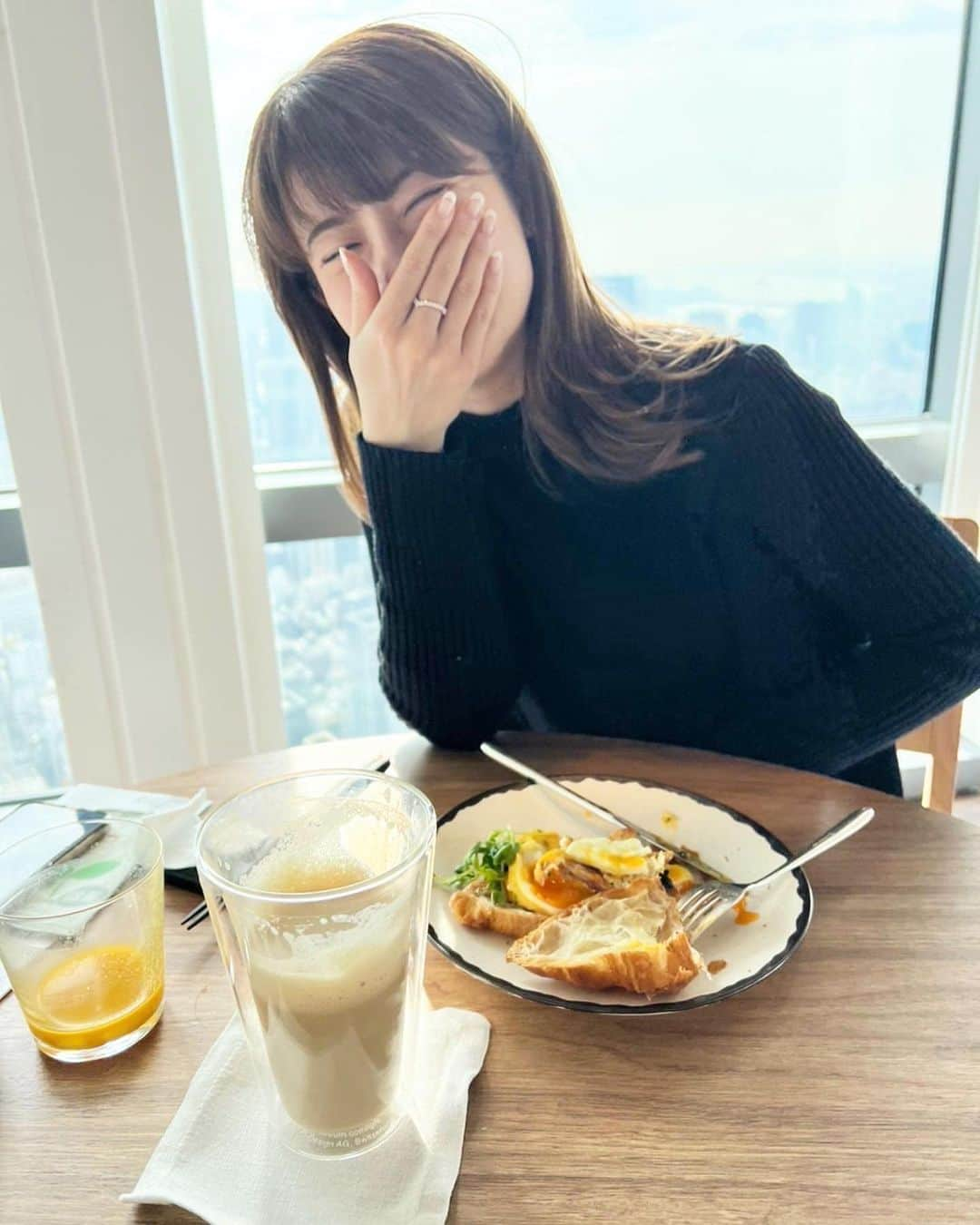 吉田奈央のインスタグラム：「. もうすぐ2022年が終わろうとしています  12月、友人と集まると今年はどんな年だったか という話になったのですが  私は、たくさんたくさん笑って 本当に楽しい一年でした✨  コロナ前にこんなに笑った年ってあったかな？ って思ったくらい。 ほーーんとに毎日楽しくて笑いが絶えない年でした🥰  それも、 サポートしてくださったマネージャーさん お仕事を下さる関係者の皆様 支えてくれた家族 昔と変わらず仲良くしてくれた友人 こうして温かく見守ってくださる フォロワーの皆さん、ファンのみなさんのお陰です。  本当にありがとうございました。  2023年も笑顔で頑張りたいと思いますので どうぞよろしくお願いします💕😊」