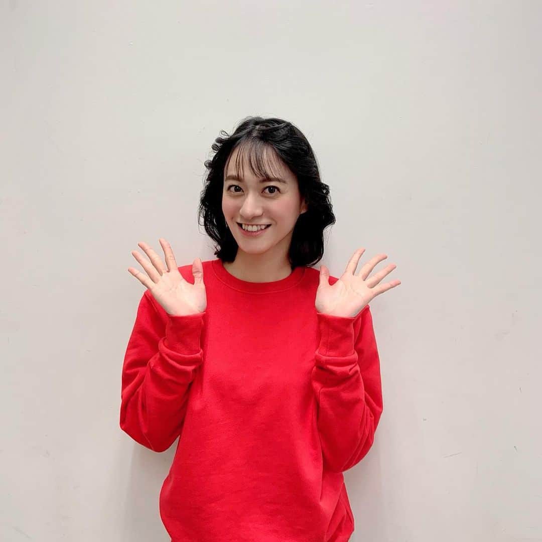 小板奈央美のインスタグラム：「2022年！ありがとうございました！ 最後のお仕事は、3年振りのNHK紅白歌合戦！ ・ 郷ひろみさんのステージに、梅棒と愉快な仲間たちとして出演しました💃 昭和ダンサー、聖子ちゃんヘアにしてもらいました❤️ ・ もうとにかく、大大大好きな人達との、久しぶりの現場！めっっっちゃ楽しかったぁぁぁ！！ 郷ひろみさんの、50周年のスペシャルステージに参加できて、とても光栄でした✨ なによりも、郷ひろみさん、めっっっちゃかっこよかったぁぁぁぁ！！！ ・ 皆様、2023年もよろしくお願い致します🐰❤️ スーパー元気に参ります！(3枚目参照) GO！GO！！GO！！！ ・ ・ #小板奈央美 #こいたチャン」