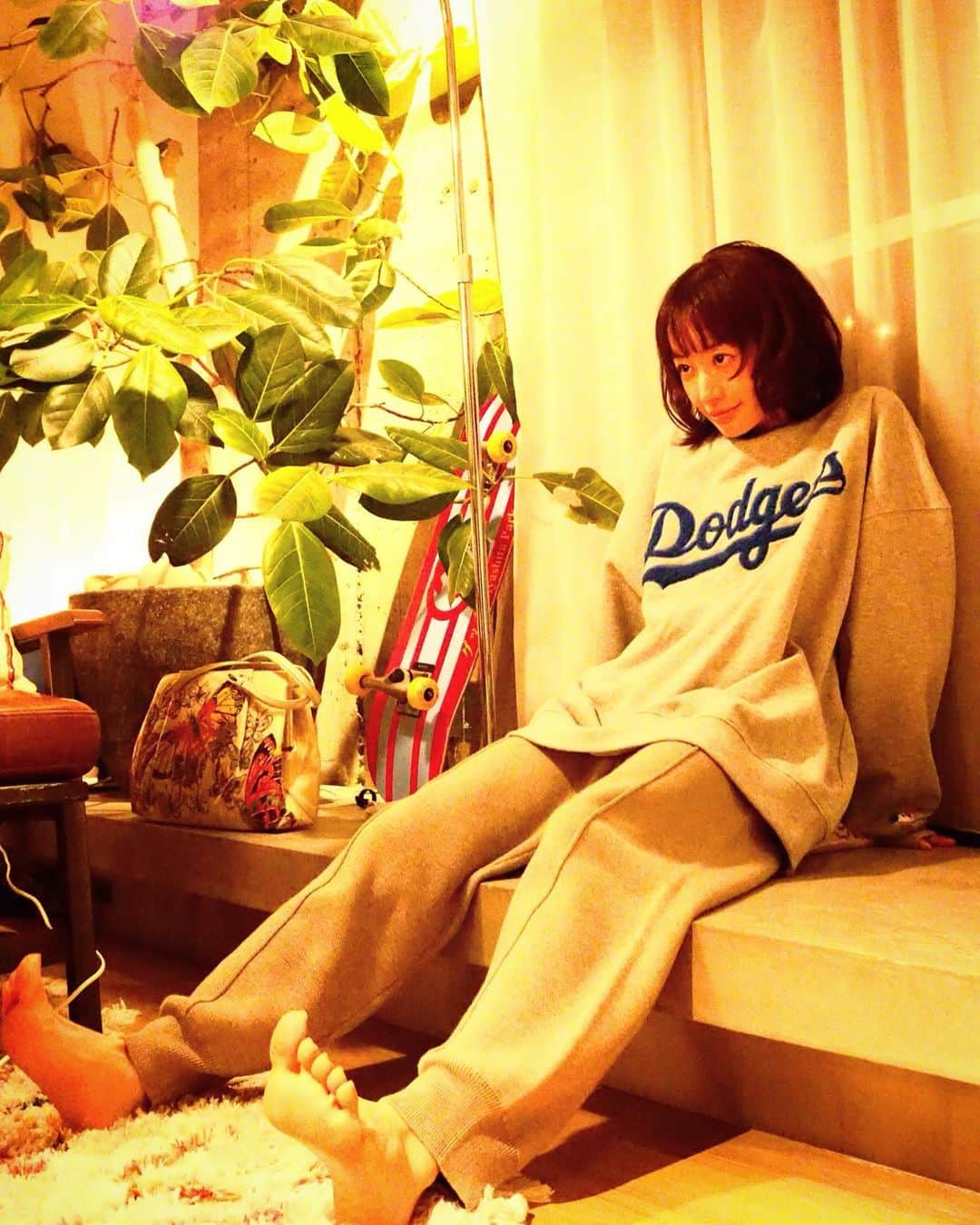 松本まりかのインスタグラム：「😏😏 ✨走り切ったぜいー2022✨  お正月は頭の整理整頓して2022何があったかなーって噛み締めていく時間に  どんな思いが言葉が浮かんでくるのか  あけるので、追記します..♡  良いお年を..😌  2022.12.31.  松本まりか」