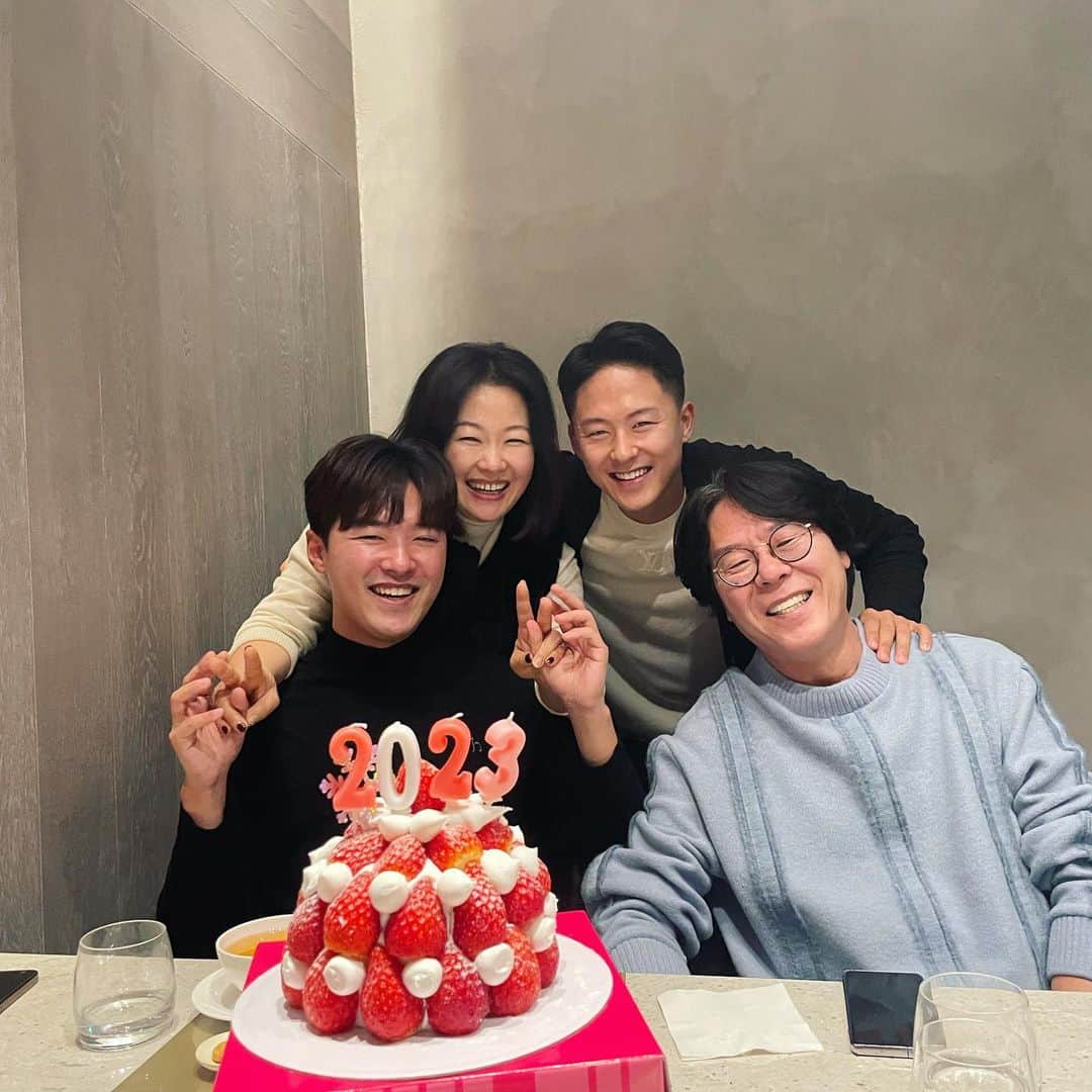 イ・スンウのインスタグラム：「웃음 가득했던 2022 안녕👋🏽 - 2023년도 건강, 행복, 즐거운 날들만 가득합시다!🫶🏽」