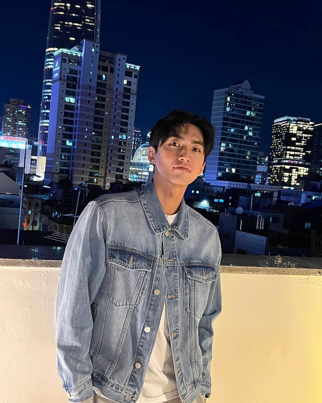 ペク・ミニョンのインスタグラム：「🌃 Happy new year 2023 새해 복 많이많이 받으세요!!🐰 올 한해도 지치지않고 달려가기!! 아프지말고 건강하기!! 행복하기! 모두모두 좋은 일만 가득하길 작지만 제 힘이 닿는한 바라겠습니다 파이팅!!🌟🔥🙏」