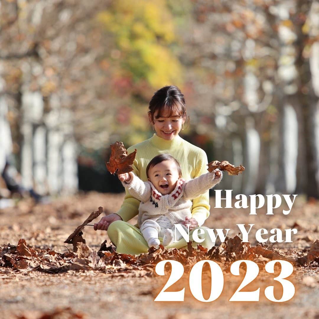 西畑亜美のインスタグラム：「2022年も本当に有難うございました🙏  2022年は、スタジオ2店舗目となる北参道店オープン、そして武蔵小杉のリニューアルオープンがあったり、産後ほぼ本格的に仕事復帰したこともあり、より周囲の方々に支えられいることを強く感じた年となりました。 子育てもスタジオ運営も、周りの方々に終始助けてもらいながら夢を叶えさせてもらい、パパと一緒に駆け抜けさせてもらいました。  産後分からないことだらけの中、友人や先輩ママ達が親身にアドバイスを沢山くれました。 またスタジオに通って下さる方々のサポートを出産前と変わらずさせてもらえること。 そしてそんな環境をつくってくれているパパ。（ @aostagramer ） そしていつも助けてくれるスタジオの皆んな。 イベントに声かけて下さる方々、そして駆けつけてくれる皆んな♡ 沢山の方々の顔や言葉が込み上げてきます😌 やっぱり、私はこの仕事が好きで好きでたまりません。  2023年も、新たな目標や夢に向かって、家族や周りの方々と一緒に歩んでいけたらと思っています。  いつも私達の周りで支えて下さる方々、どうぞ2023年も宜しくお願い致します。  #2022年感謝#2023年#happynewyear #1才4ヶ月#男の子ママ#男の子#男の子ベビー  ヨガ#ピラティス#パーソナルトレーナー #産後ピラティス#産後ケア#産後ママ」
