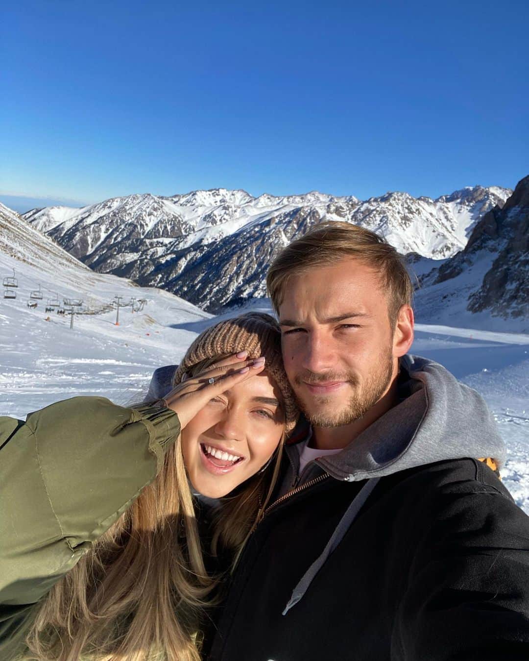 エレーナ・ラジオノワのインスタグラム：「Лучшее, что со мной произошло в 2022 году! Я сказала «Да»!❤️」