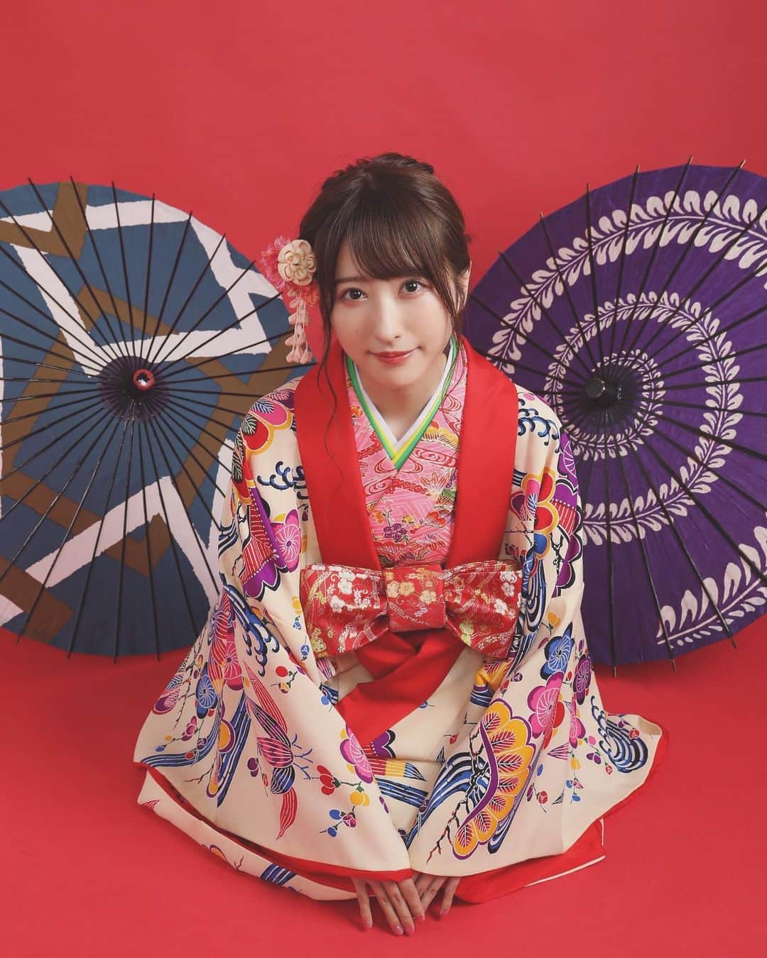 小桃音まいのインスタグラム：「🎍  2023年あけましておめでとうございます🐇🤍  2022年もマイペースな活動だったけど生きてるなぁ、楽しいなぁ、って思えるのはいつもどんなときも味方で応援してくれるみんながいるからです☺️🤍  今年も私なりにすこやかニートしながら頑張ります！ みんなを笑顔にしたい！！！  幸せいっぱいな一年にしようね❤︎  まずは1月6&7日の超アイドルの日@LINE CUBE SHIBUYA で待ってます🎀」