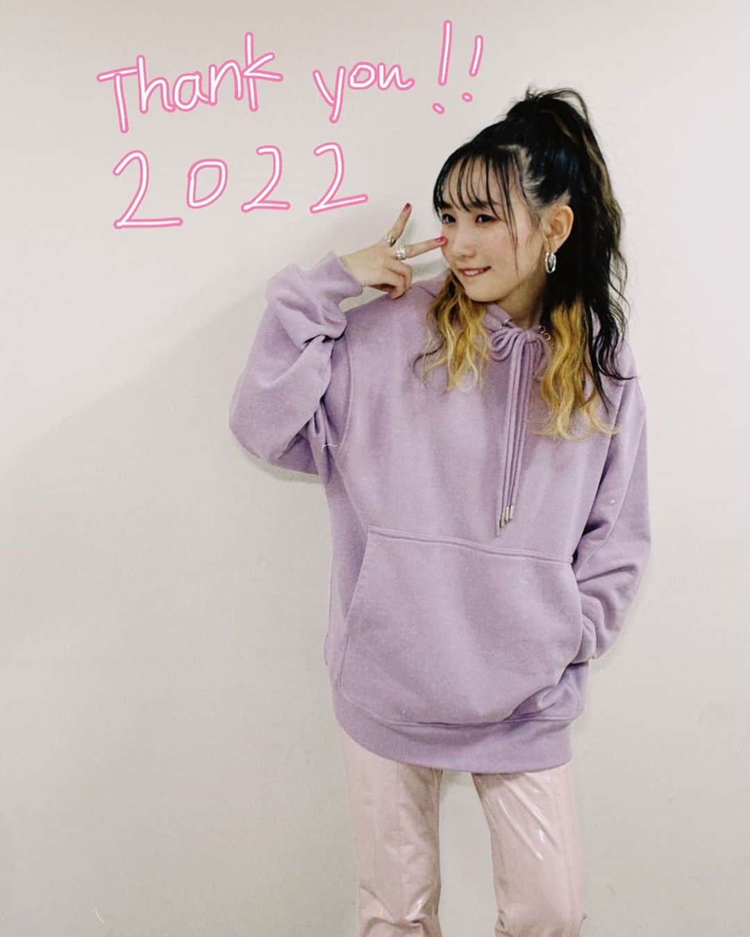 のインスタグラム：「2022年皆さま大変お世話になりました❕ いつも支えてくださり本当にありがとうございます🌼来年も、、 と書いてたら、新年突入してました🥹 あけおめです！🌅 2023年の幾田りら＆ikuraは進化の年にするべく、これまで以上に全身全霊精一杯、音楽を紡いでいきます。 何卒よろしくお願いします、LOVEです🫶」