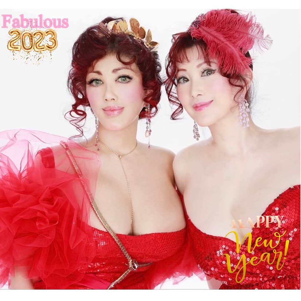 叶姉妹のインスタグラム：「⚜️ファビュラスな💖2023,1.1🌹✨⚜️さあ、願いを叶えましょう💎✨✨  私達の愛する大切な皆さん、 ごきげんいかがでしょうか🥰💖  2023.1.1 元旦🌹✨ わたくし達は、さらに わたくし達の愛する大切な皆さんにさらに喜んでいただけますよう アメージングな進化を 目指すつもりでありますよ。💎✨ ファビュラスな恭賀新年🦋✨  さて、 また新たな、 皆さんの 「人生の選択」の幕開けですね。  超絶最強で至福の👑叶ファビュラスな 🌹⚜️うさぎ年🌹にちなみ、 ファビュラスな姉も私も ⚜️キャロライナ・ヘレラ⚜️✨とジェニーパッカムの 特別な一点もののフルレングスのドレスを纏い 私達の愛する大切な皆さんが アメージングで至福な年をお過ごしに なられますように “伝説の赤うさぎ”となり 心よりおいのりしておりますよ。🌹✨ もちろん、毎年、毎日、どのような瞬間も。💎✨  よろしければ 心のままに…、 お願いごとを、 強く信じながら、 お書き込みくださいね。 もちろん、 好きなことを 好きなだけ…。 そうすると、 不思議なことに 心が自由に 解き放されたように さわやかで 清々しい気持ちになるよう ですよ。 わたくしたちから、 愛する大切な なかよしさんの 皆さんの幸せのために、 わたくし達からハッピー＆ ヘブンリーなキスを お贈りいたしますね。 心より愛と感謝をこめて…。💋✨✨  💎「世の中が見えない危険にさらされて 急速に変化する不安定な今、 わたくし達の愛する大切な皆さんが どうか 心身ともに健やかに幸せに 過ごされますように 心より願っておりますよ。🌹✨」  #新年　#2023 #happynewyear #veryhappynewyear #縁起物  #Spotify #ポッドキャスト #叶姉妹のファビュラスワールド #amazing #heavenly #バラの香り  #precious#fabulous #叶姉妹 #heaven #ファビュラス  #angel #宇宙   #コミケ #叶 #叶ポージングエクササイズ  #究極生命体 #peace #peaceful #lgbtq #至福 #幸運 #天使 #女神 #愛するあなたへのメッセージ」