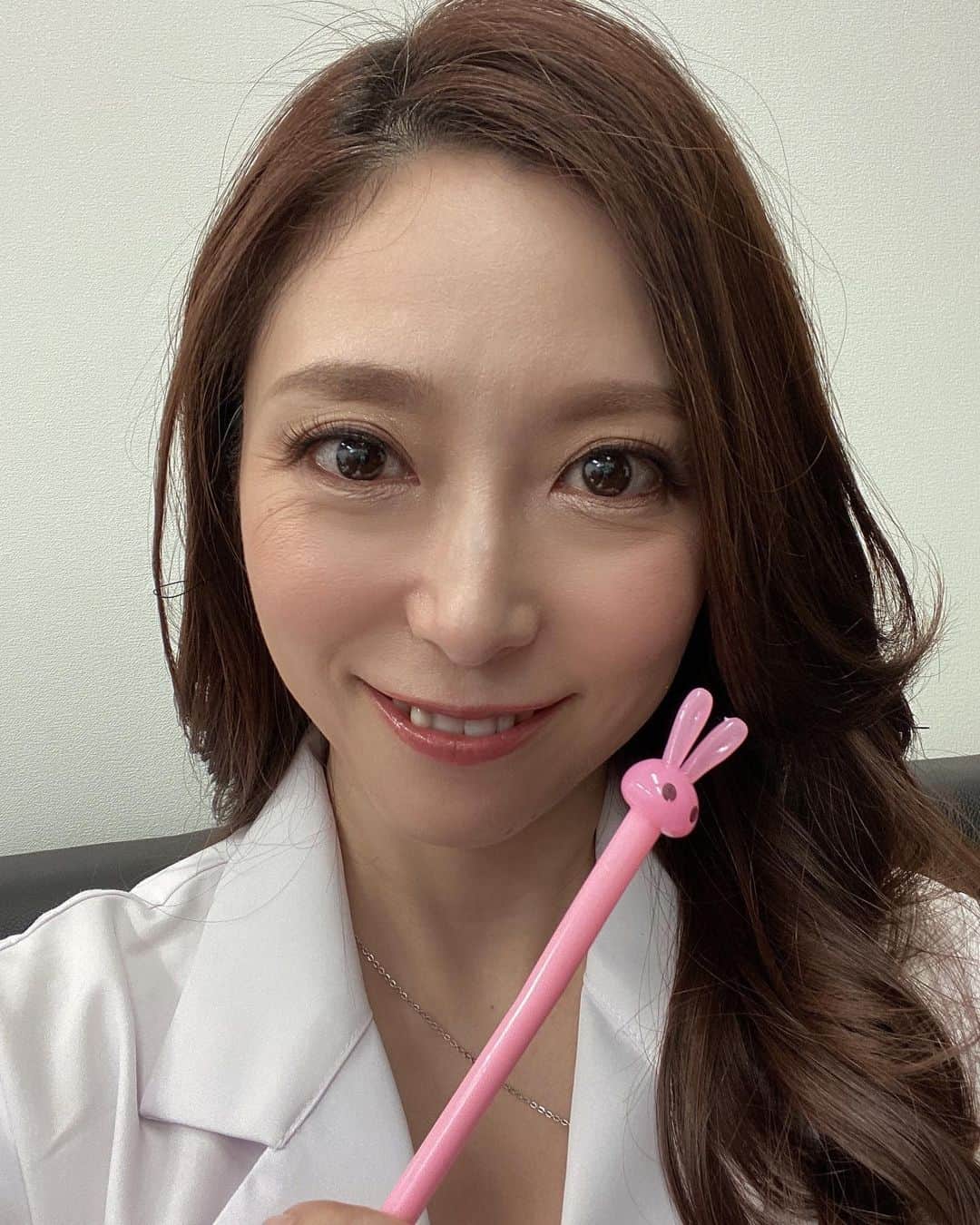 白木優子のインスタグラム：「明けましておめでとうございます🎍 本年もよろしくお願いいたします。 一緒に駆け抜けていきましょう🐇 #白木優子 #熟女 #アラフィフ #av #セクシー女優」