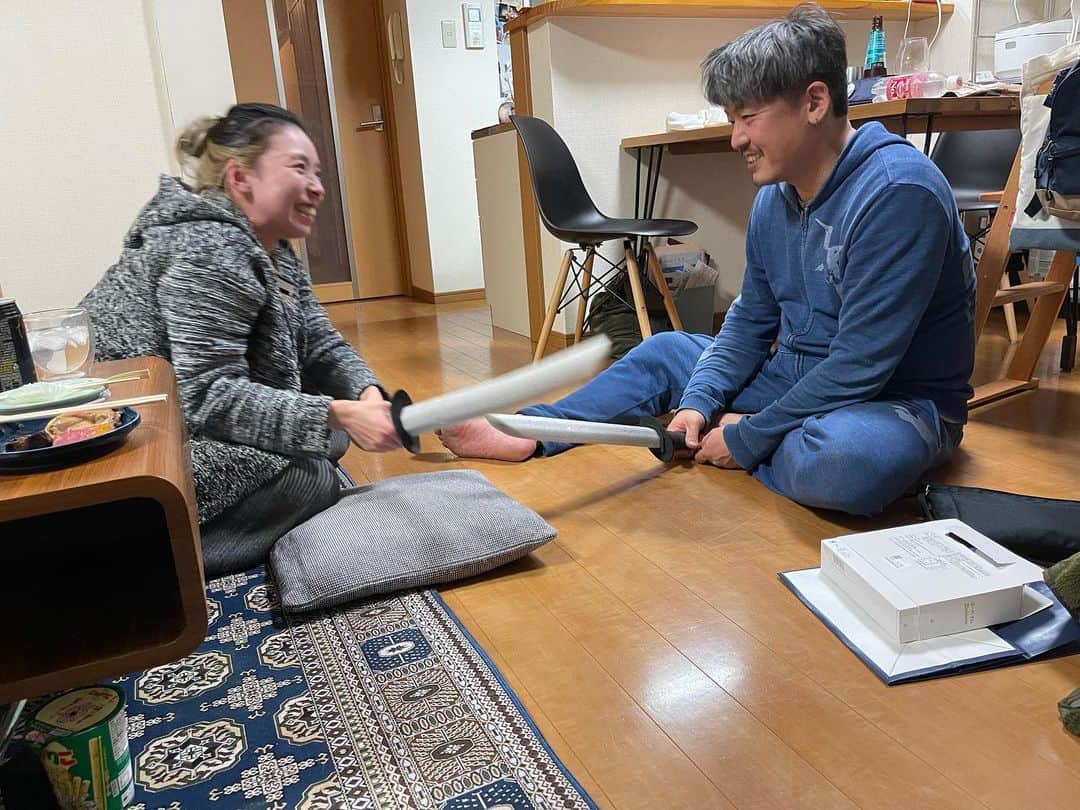 のインスタグラム：「3年ぶりに正月に地元富山帰りました。 年末来いやと言ってくれて遊びに行ったら16歳から付き合ってて結婚してまだイチャイチャしてるこの顔夫婦。 明けましておめでとうございます。いいね」
