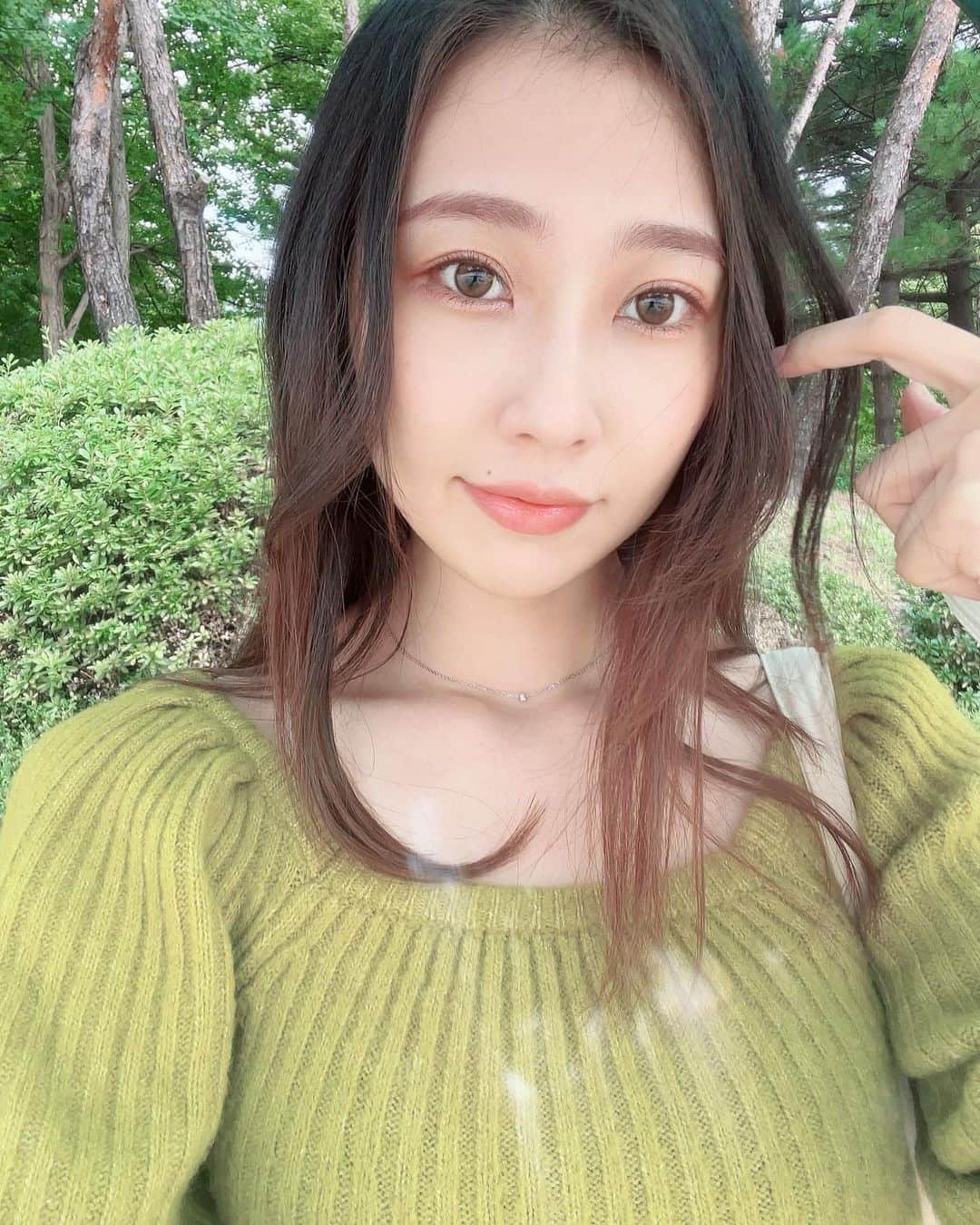 橘亜李彩のインスタグラム：「新年あけましておめでとうございます🎍 새해 복 많이 받으세요~  去年は大きな決断をして、仕事も全てお休みして単身韓国に留学に来たりと、なんだかすごい1年だった気がします！ 大人になってからする勉強は本当に楽しくて、後悔ないくらい頑張った毎日の連続で、2学期とも奨学金もいただけて、TOPIKも満点で、我ながら頑張ったなと褒めてあげたい1年でした☺️  今年もまだまだ韓国にいる予定で、みんなの前から消えて長くなればなるほどみんなに忘れられてしまいそうで不安な気持ちもあるけど、その分パワーアップするための成長の1年にしたいと思います！  今年の目標もたくさんあるけど、1番は 「ちゃんと自分を大切にして頑張りすぎないこと」  みんなの2023年の目標はなんですか？🥰」