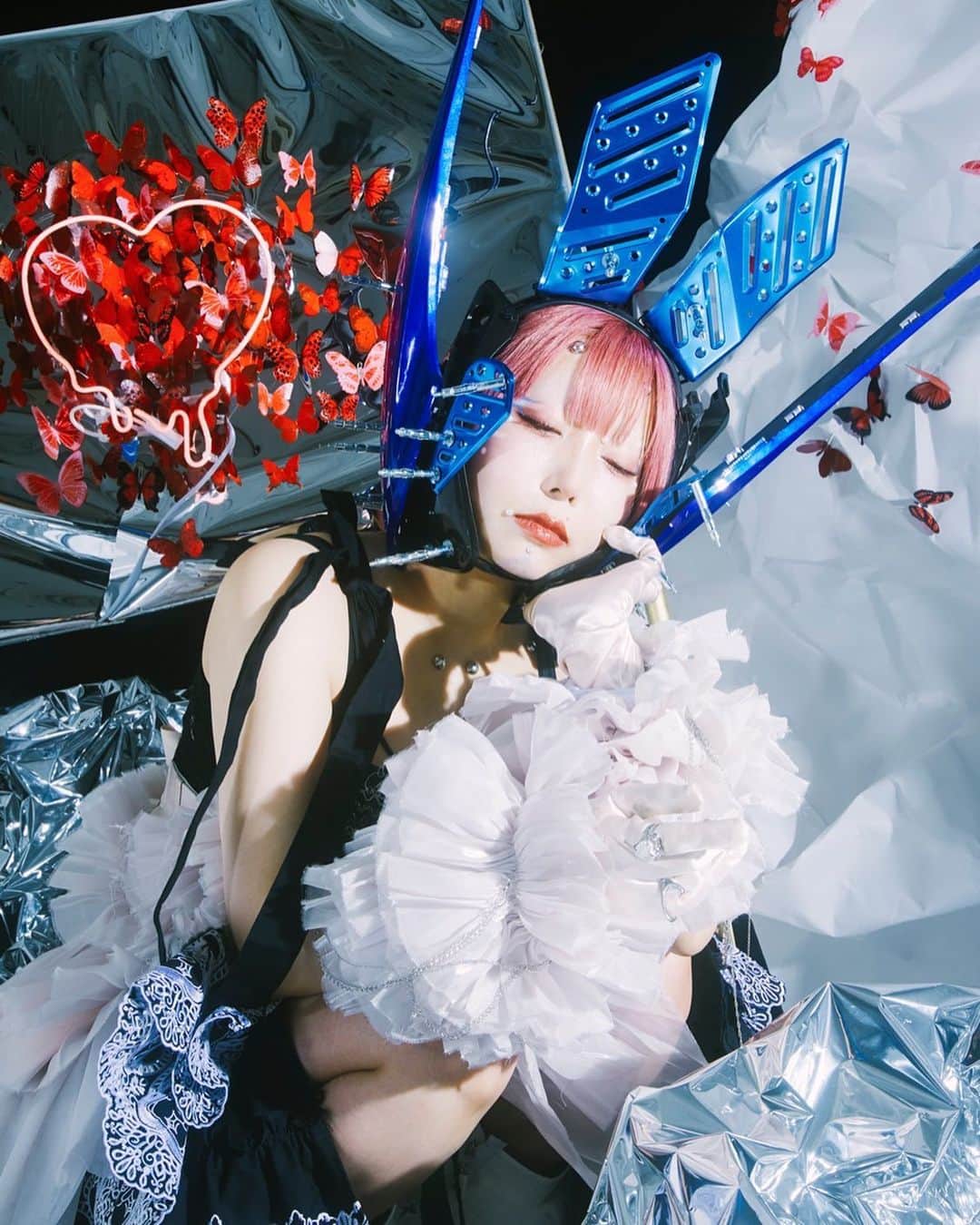 中村未来のインスタグラム：「去年はありがとうございました🖤 2023年も音楽に捧げます🥀 沢山作品をかいて、たくさん会いたいね ⁡ 今年もCö shu Nieをよろしくね💋 ⁡ ┈┈┈┈┈┈┈┈┈┈ ⁡ 🐰🖤🖤🖤 ⁡ Music Model: Nakamura Miku @co_shu_miku Photo: Shun Abe @me_11br Movie: KYURIMAN @sigma8ryuki Hair Make: KONATSU  @712_coconut Stylist: misa ishibashi @misaishibashi_ Direction Prop: kyuaikoudou/yui @301yui」