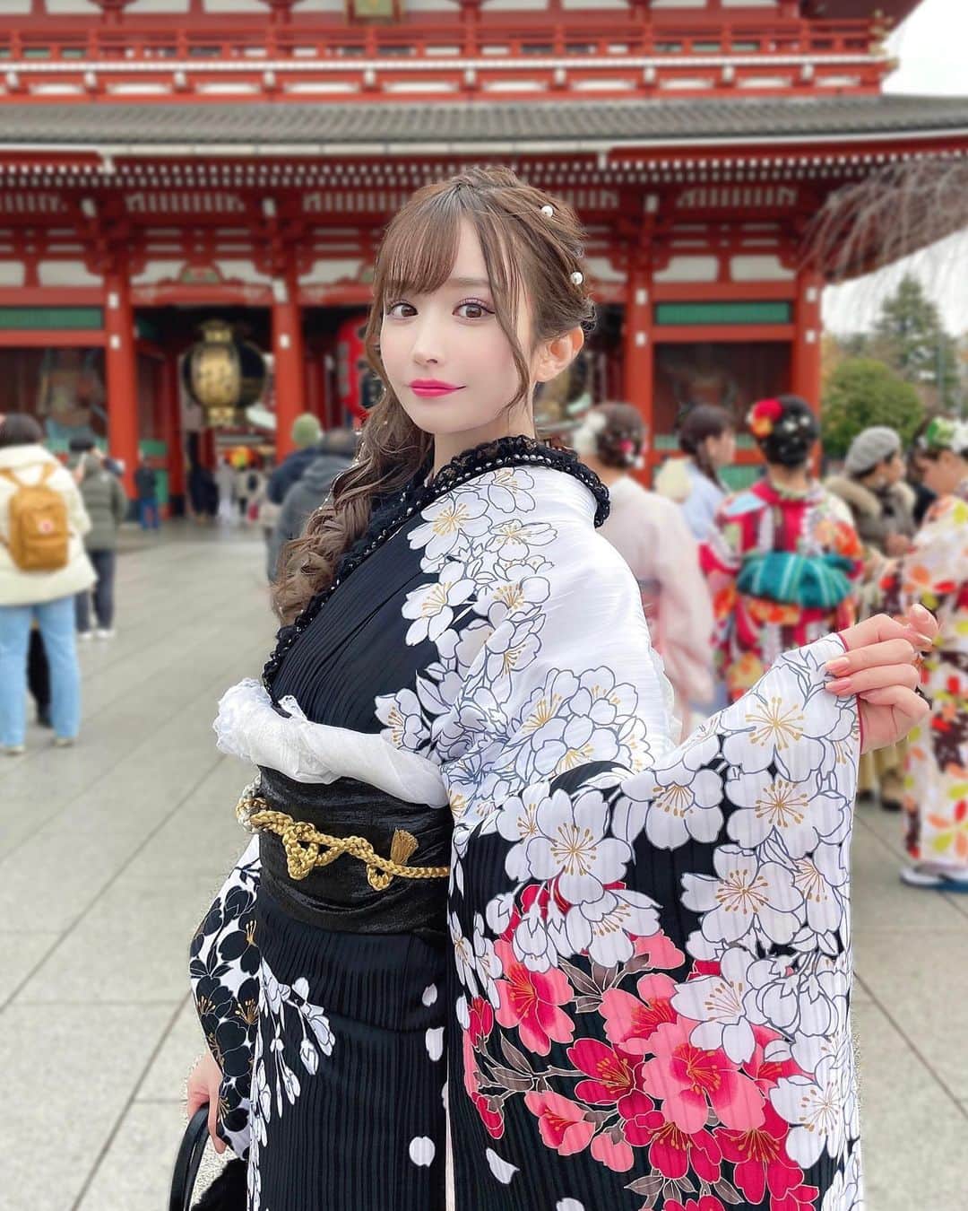 吉見衣世のインスタグラム：「あけましておめでとうございます🎍💗 皆様今年もよろしくネ🐇✨  今年の着物は白黒です👘  お正月はぐうたらしますかぁー🍊  #着物#浅草#浅草寺#newyear#hny#2023#あけおめ#ことよろ#新年#お正月#元旦」