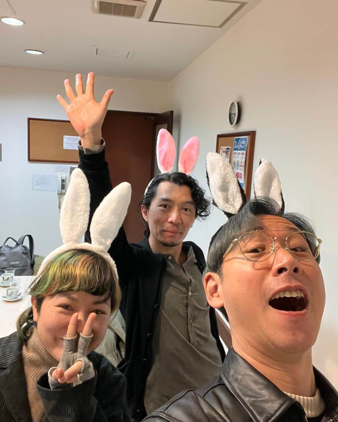 ミトのインスタグラム：「・ ・ 明けましておめでとうございます！  卯年！年男！！年女！！！  そしてもぐさん！！！！  今年もどうぞよろしくお願いいたします！  #clammbon #clammbonmito #原田郁子 #伊藤大助 #クラムボン #クラムボンミト #ミトムボン #もぐさんとみとさん」