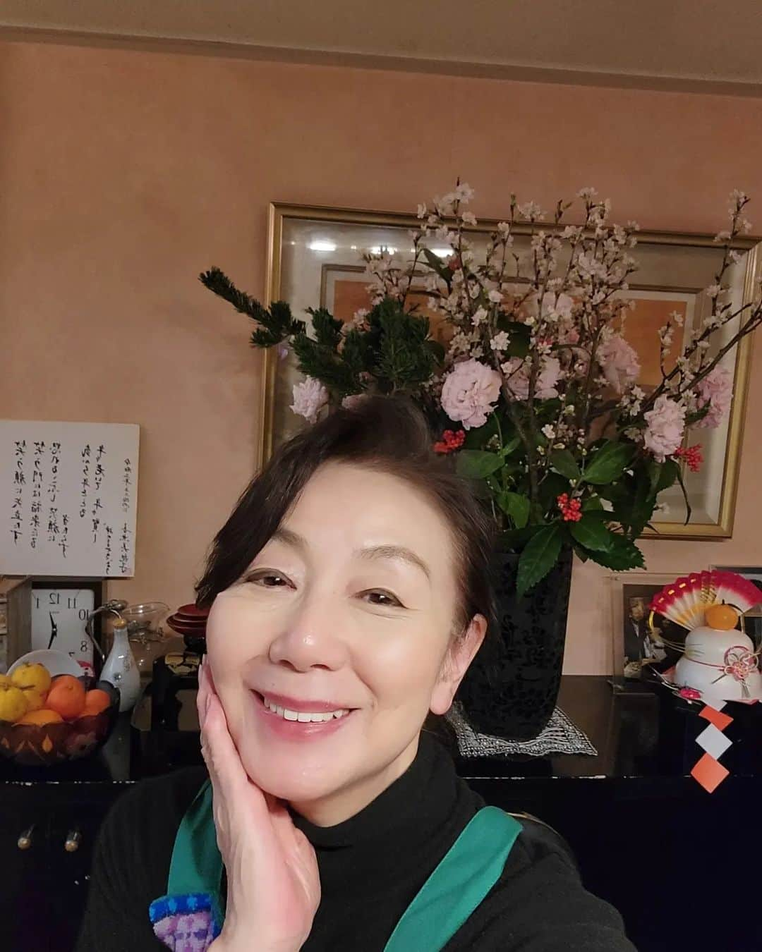 音無美紀子さんのインスタグラム写真 - (音無美紀子Instagram)「皆様  明けましておめでとうございます。 年越しそばは、町田のくに作の十割板蕎麦です。 福山雅治さんの桜坂聴きながら頂きました。 すごく美味しかった！ ふと見ると、昨日生けた時、まだ蕾が固かった桜の花が、一気に満開になっていました。 うわあ、綺麗‼️ いつまでも散らないで欲しい✨ 瞬間見せる美しさや、大切な事、出会い、縁を繋ぐ事の大切さにいつも気づく自分でいたいです。  さあ、新年です。 いい年にしたいですね。 皆が笑顔になれるような、平穏で豊かで、明るい年になりますように。  #2023年の幕開け #明けましておめでとうございます。 #啓翁さくら #音無美紀子」1月1日 0時30分 - mikikootonashi