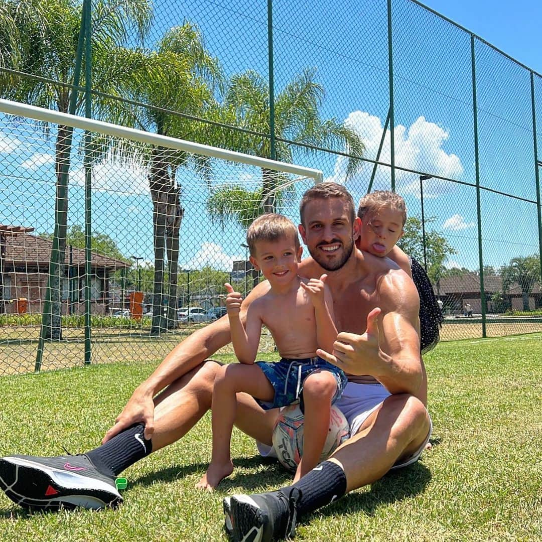 ブルーノ・ウビニのインスタグラム：「Último treino do ano ✅ 💪🏼👨‍👧‍👦」