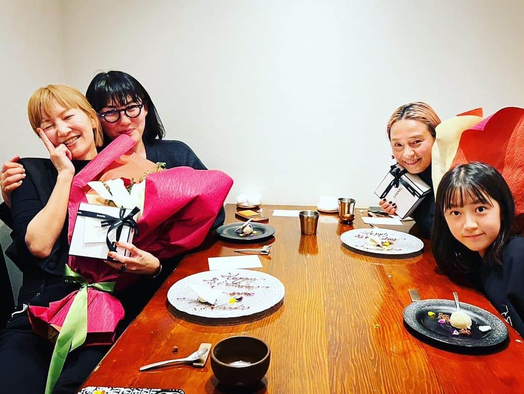 小林三江子さんのインスタグラム写真 - (小林三江子Instagram)「♥️♥️♥️  #2022 #happy50th  #thankyou  #preciousmoments  #familytime #friendsforever」1月1日 1時21分 - mieko_kobayashi