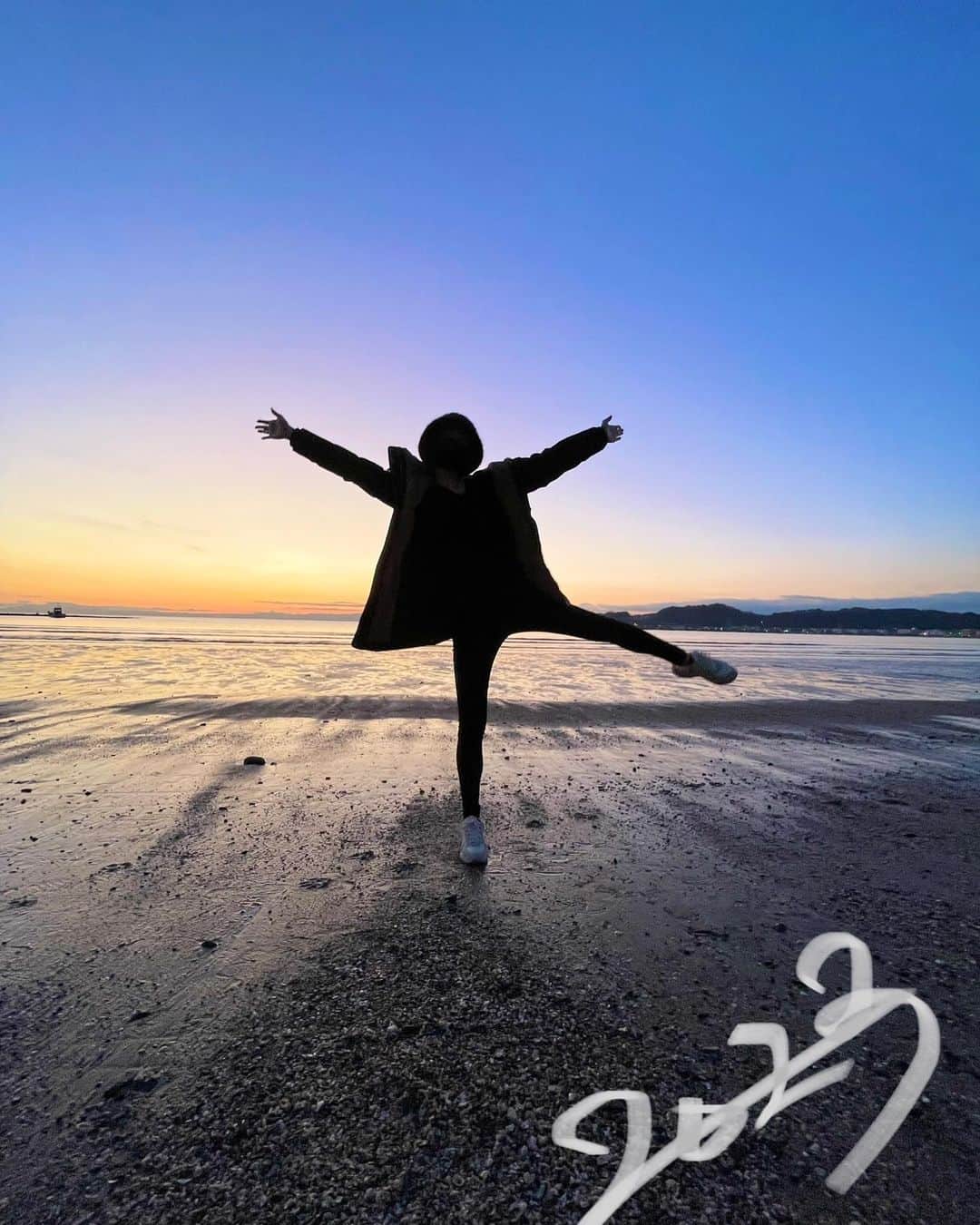 片山萌美のインスタグラム：「🌏  A HAPPY NEW YEAR 2023  昨年は大変お世話になりました 2022年は厄年の影響かしら、 12月に帯状疱疹になってしまったので 2023年は 健康第一、けせらせら精神で 1年過ごしたいと思います🤍  2023年も 片山萌美を どうぞよろしくお願い致します！  皆様にとっても 2023年 幸せで楽しい1年と なりますように🍀  #2023  #1月1日　 #moemikatayama   🕺」