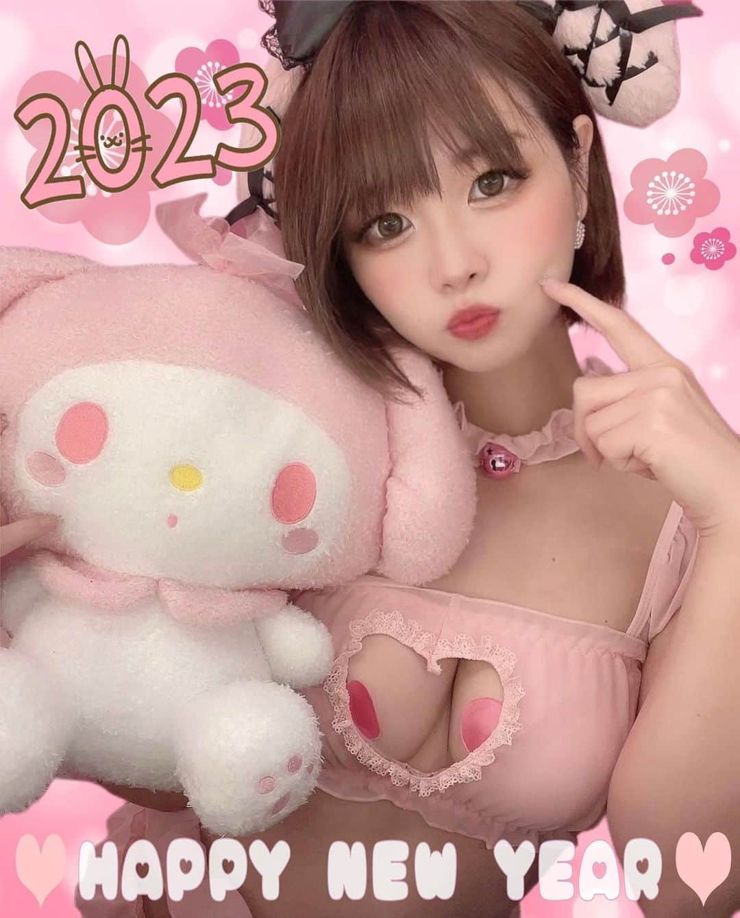 えれなさんのインスタグラム写真 - (えれなInstagram)「新年あけましておめでとうございます🎍 今年もよろしくお願いします😌❤️  #happynewyear #謹賀新年  #兎年 #2023年 #あけましておめでとうございます #happynewyear2023  #あけましておめでとう  #今年もよろしくお願いします #バーレスク大阪 #バーレスク大阪えれな #ロリパイ先生 #合法ロリ巨乳  #童顔ロリ巨乳 #ロリ巨乳 #童顔巨乳  #グラビア#グラビアアイドル  #ビキニ #ニップレス #サンリオ好き #ピンク好き」1月1日 1時28分 - erena_burlesqueosaka