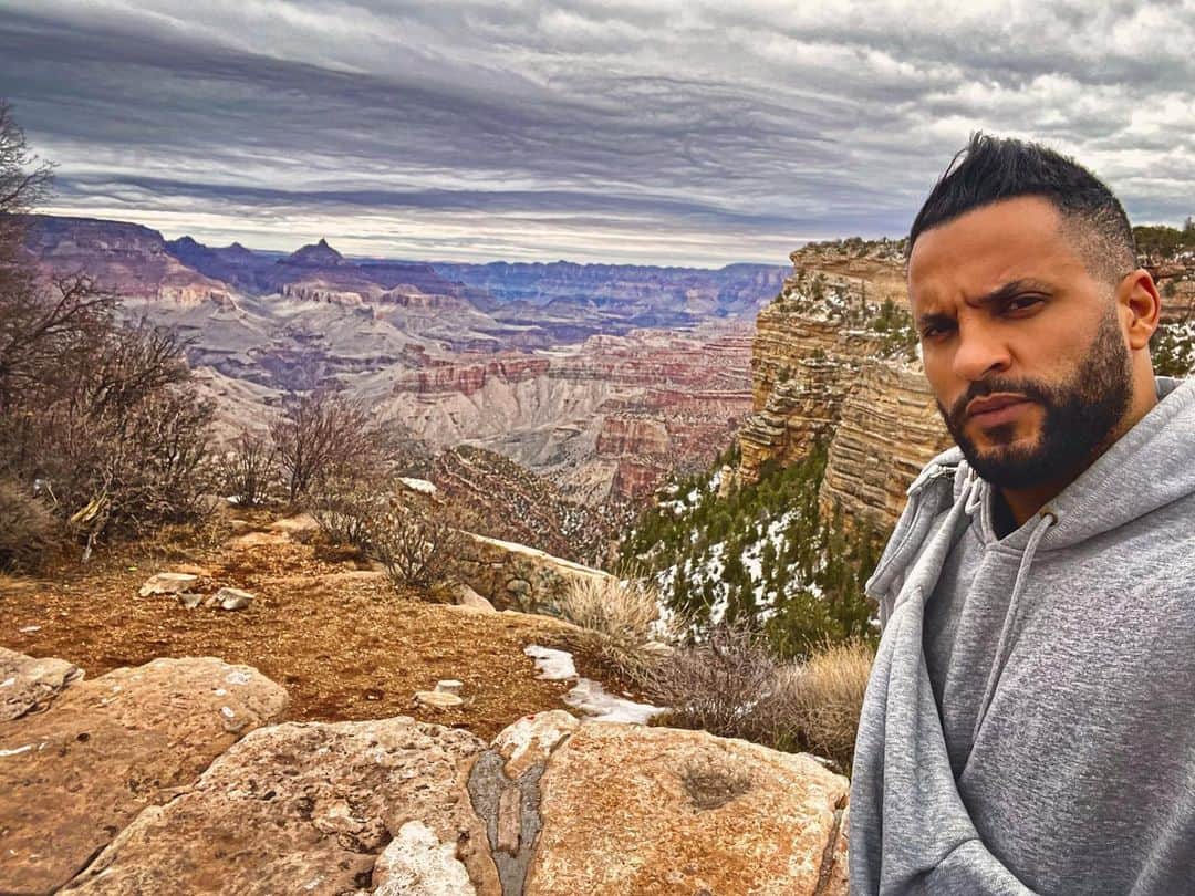 リッキー・ウィットルのインスタグラム：「Bday boy🎁🎈🎂 I’m Not as old as this beautiful canyon but adding another year to the pile. Thank you all for your bday wishes and I wish you all a safe , fun and magical new years. We Made it through another eventful year 🙏🏾💪🏾 good things happened and bad but we are still here so congrats for being strong no matter what the universe threw at you. Look back only to see what you overcame and struggled through to get here and let’s look ahead together to a future hopefully full of love health happiness and success. Look after each other,check in on your loved ones. Enjoy that time together,it’s the best gift anyone could’ve got this festive time so take advantage when you can. you never know someone else’s journey so don’t be quick to judge or be offended,a positive outlook over negative one will change your world and how you see it and how others see you. We don’t have bad lives or days but bad moments and moments pass. Focus on the good in our lives, I choose family,friends,health,movies and football. Focus on something that makes you happy,dream big,laugh hard,enjoy your good moments. We are always looking for the destination when we also need to enjoy the journey. The #grandcanyon was incredible and blows my mind everytime,but the journey there from LA was also fun,enlightening,calming.  Fill your life with experiences, not things. You lose things,they can be taken away,experiences will always live on in our hearts and minds and we never forget how they made us feel. It’s been a slow process since the pandemic started but there’s light ahead and it’s increased my hunger to travel again,to meet you all again,to see the world where maybe before I started to take it for granted. I hope to see all your smiley faces again in 2023 and that you enjoy the projects and fun I have coming up. 2023 is gonna be a good year, we got this💪🏾🙏🏾❤️ sending you all a whittle love #awhittlelove #travel #grandcanyon #arizona #nature #mothernatureisanartist #wondersoftheworld #newyearseve #nye #bday #happynewyear #2023」