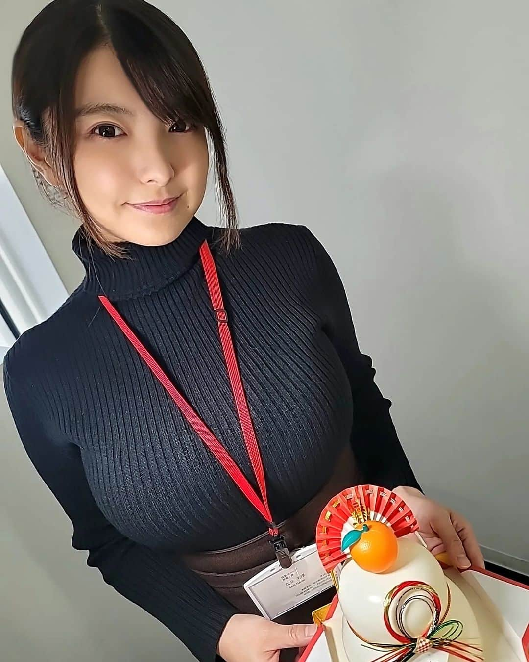 花井美理のインスタグラム：「HAPPY NEW YEAR🎍⁡2023 ⁡あけましておめでとうございます 皆さんのおかげでついにデビュー20周年イヤーを迎えることができました！ 今年も応援よろしくお願いします♡   ⁡ ⁡ファンティア「みりちゃん応援」「みりちゃん激推し」プランでは、毎日撮り下ろしグラビアやオフショット写真・動画を更新中♡  新プラン｢みりちゃんライトプラン｣では『ジムでよく会うお姉さん』シリーズを中心に不定期更新中♡ そちらの応援もよろしくお願いします！⁡ ⁡ #花井美理 #mirihanai #グラビア#グラビアアイドル #写真 #撮影 #Japanesegirl #photo #portrait #instagood #asiangirls #Japaneseidol #会社の先輩 #gravureidol  #gravure #gravuremodel  #JAPAN #あけましておめでとう #オフィス #ハッピーニューイヤー #新年 #新年快楽  #OL #先輩#寫真偶像 #followｍe #senpai #kawaii  #newyear  #happynewyear」