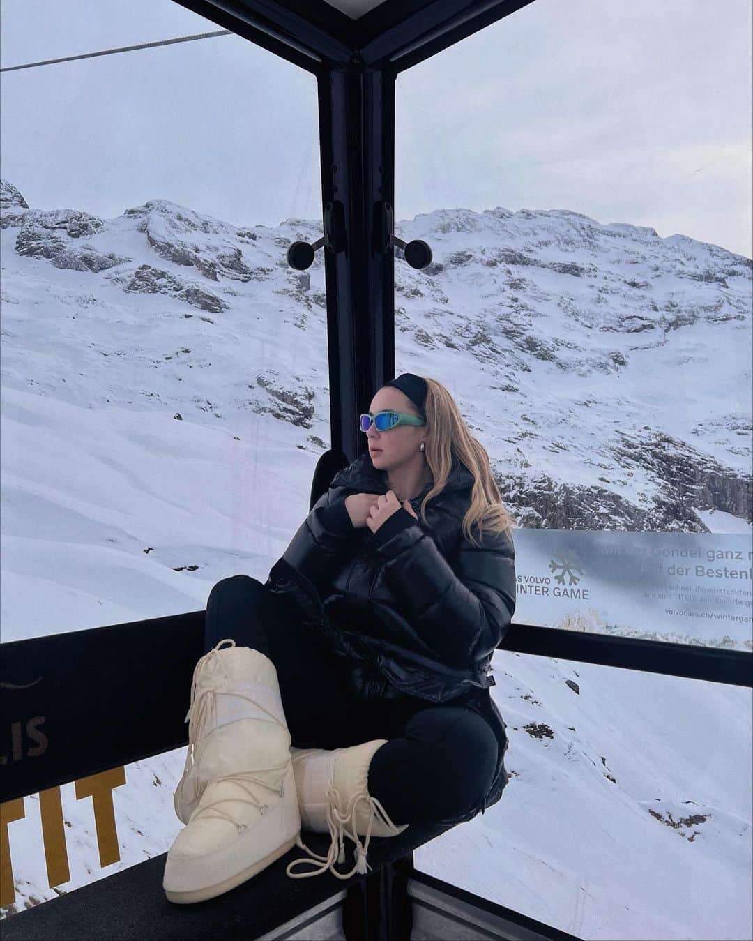 アレクサ・ロジーのインスタグラム：「ending this rollercoaster of a year in peace. happy new year friends 🫶🏻」