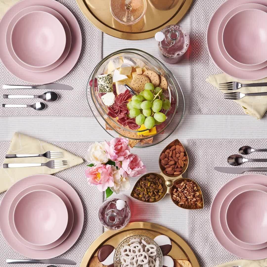 のインスタグラム：「Cheers to making dazzling memories this New Year’s Eve and in the year to come.」