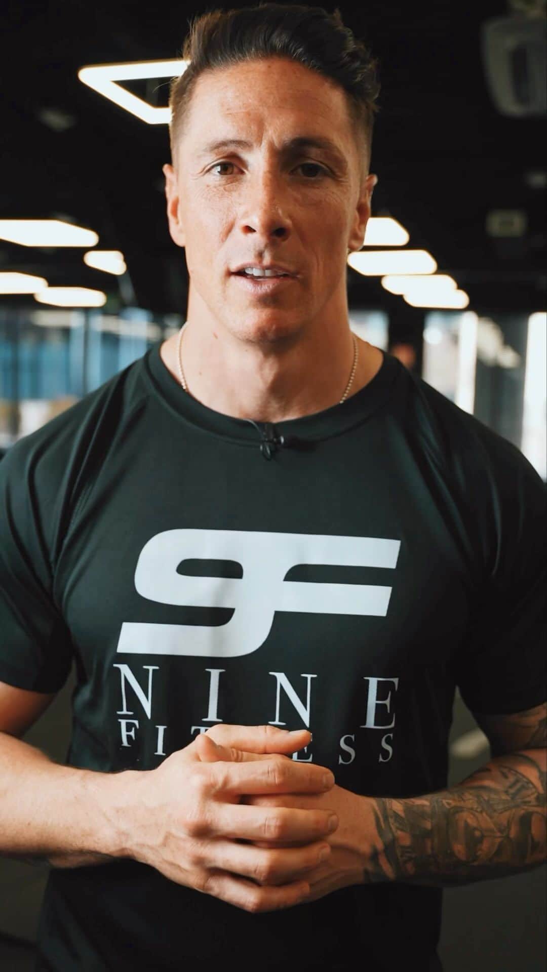 フェルナンド・トーレスのインスタグラム：「Nuevo año, nuevos retos.   Gracias de corazón por todo el apoyo y el cariño que nos habéis brindado durante este 2022.   Ahora toca celebrar, saltarse la dieta y enfocarse en los objetivos que te ofrece el nuevo año.  Te deseamos, de parte de @fernandotorres y de todo el equipo de Nine Fitness y @space9f un 2023 lleno de emociones, felicidad y salud. ❤️¡Nos vemos pronto en el club!❤️」