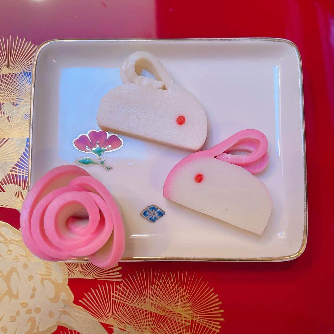 のインスタグラム：「あけましておめでとうございます🐇 2023年もよろしくお願いいたします #うさぎかまぼこ #🐰 #🥕」