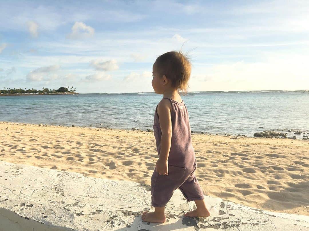 吉川ひなののインスタグラム：「ハワイと日本は19時間の時差があって、わたしたちはまだ大晦日を過ごしています🌴  ハワイやLAの引越しでモノがすごく減ったと思っていたけど、まだまだ断捨離したくなって大掃除しながらモノの選別を始めました。 モノにまとわりつかれながら生活していると色んなことが非効率！  壮大なこの計画は年越しまでに間に合うはずもなく、3〜4ヶ月かけて少しずつじっくり進めていこうと思います🥰  2022年は事件多発の年だったけど、最後に風向きが変わったのを感じることができてとっても清々しい気分です🤍  それではみなさま、今年も一年ありがとうございました♡  2023年がみなさんにとって素晴らしい年になりますように🥂✨」