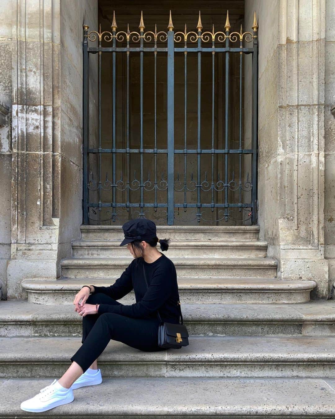 Matildaのインスタグラム：「An old picture from my Paris trip in May. Many roller coaster moments in 2022, but I’m grateful I still have a healthy body and my beloved family/ friends with me. Thank you so much for your support in 2022🙏🏻Wish you all a happy and healthy 2023🎊🍾🥂」
