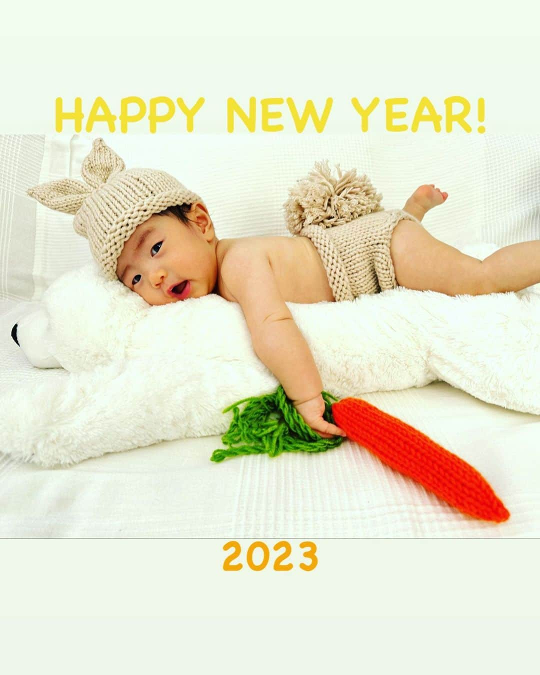 Karinのインスタグラム：「HAPPY NEW YEAR!  初めての子育てで何かと余裕がまだまだありませんが 親子共々今年もよろしくお願い致します  #newyear #baby #rabbit  #謹賀新年 #年賀状 #お正月 #赤ちゃん #癒し」