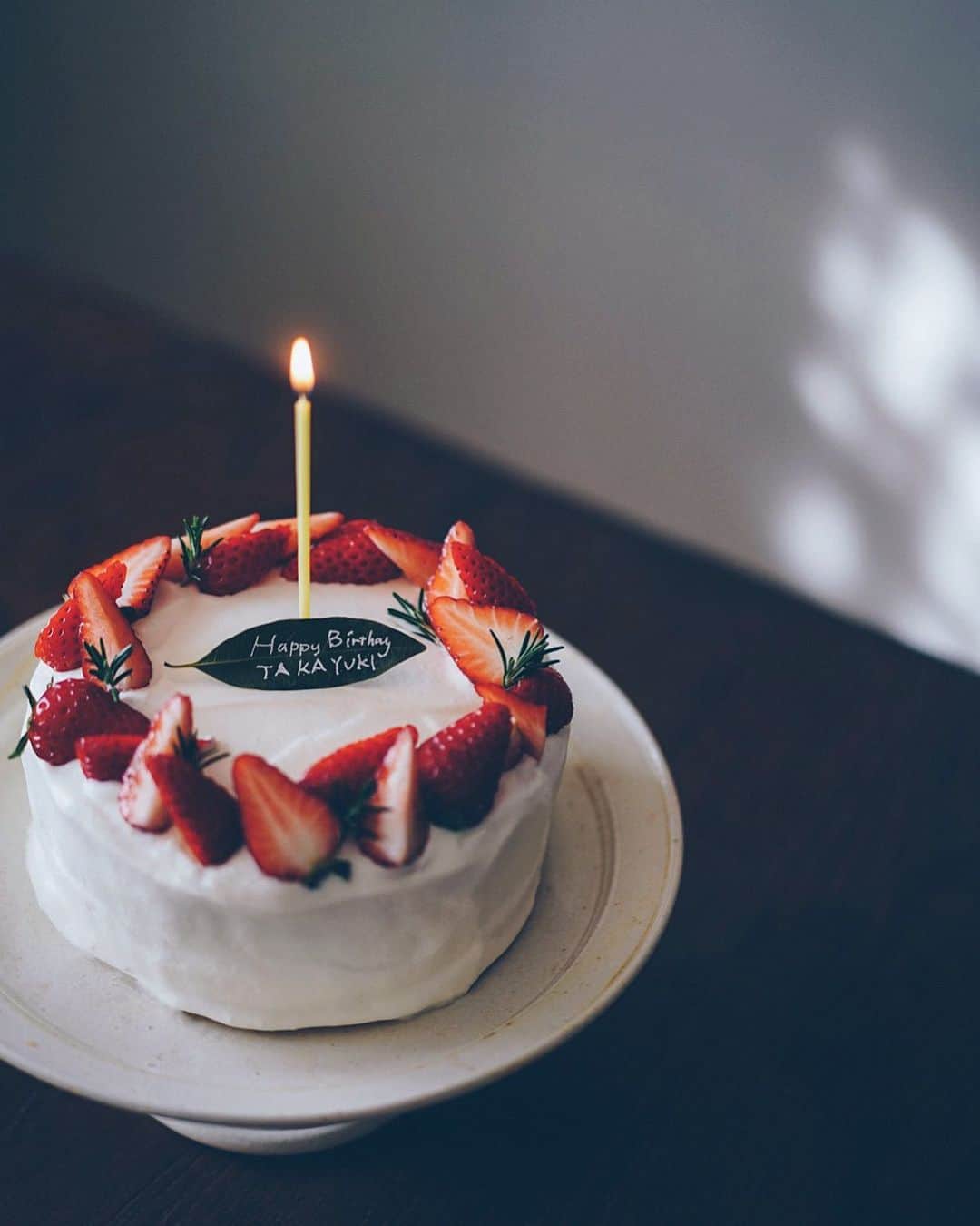 美紀のインスタグラム：「iii HAPPY BIRTHDAY iii Happy new year 2023 Today is my family's birthday. Wishing you a very happy 54th birthday! 2023年のfirst shotは 1/1日生まれのTさんBDay Cake 今年で10年連続 元旦に苺ショートケーキ  年末にライドで負傷したTさん 身体いちばんだから心配したけど 私も好きなバスケットで 靭帯切って撮影現場に松葉杖で 向かったことがあった 気をつけていてもね、、、 だからその気持ち十分わかる  応援したいし見守りたいから くれぐれも無理なくEnjoyしてね @tkyk6911  年に1回きりの苦手なケーキ作り 10年連続皆勤賞（笑） 今年はスポンジ3段 友人土産の石葉のオランジュレの さわやかな酸味が美味◎  Rolleiも撮れてますように！  みなさん、おめでとうございます 今年もMy Lifeの気まぐれなUP どうぞよろしくお願いします☺︎  2023.01.01 #miki_life_cake #miki_life #birthdaycake #10年連続」
