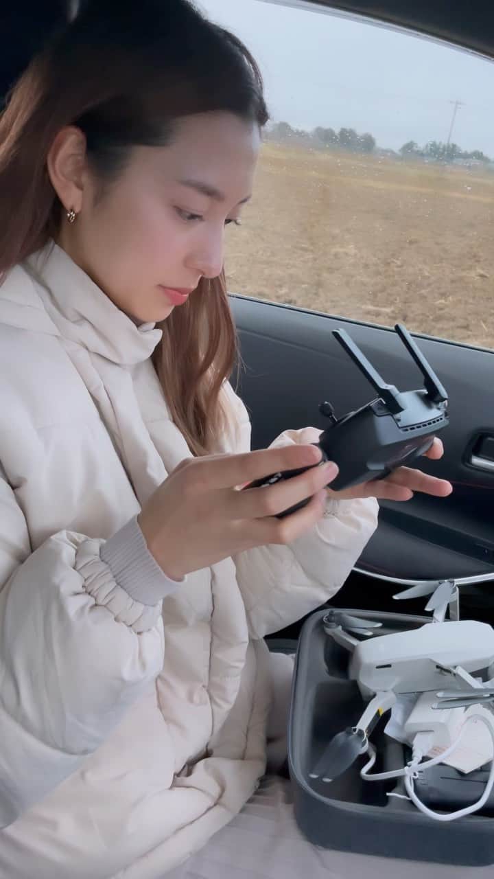 下京慶子のインスタグラム：「❄️  2022年、飛ばし納め。  2023年はドローンのこともちゃんと投稿していこうということで…🚁  このドローンは仕事ではあまり使わないけど、持ち運びに便利な超軽量タイプ👟 鞄にポンッと収まるのでサクッと撮りたい時に便利💡  軽いのに安定感抜群で、画も2.7Kまで撮影可能✨ 初心者の方に一押しのドローンです。  「DJI Mavic Mini」  #drone #DJI #mavic #mavicmini #ドローン #ドローン女子 #ドローン初心者 #旅 #撮影 #撮影機材 #空撮 #空撮動画 #年末 #大晦日 #飛ばし納め」