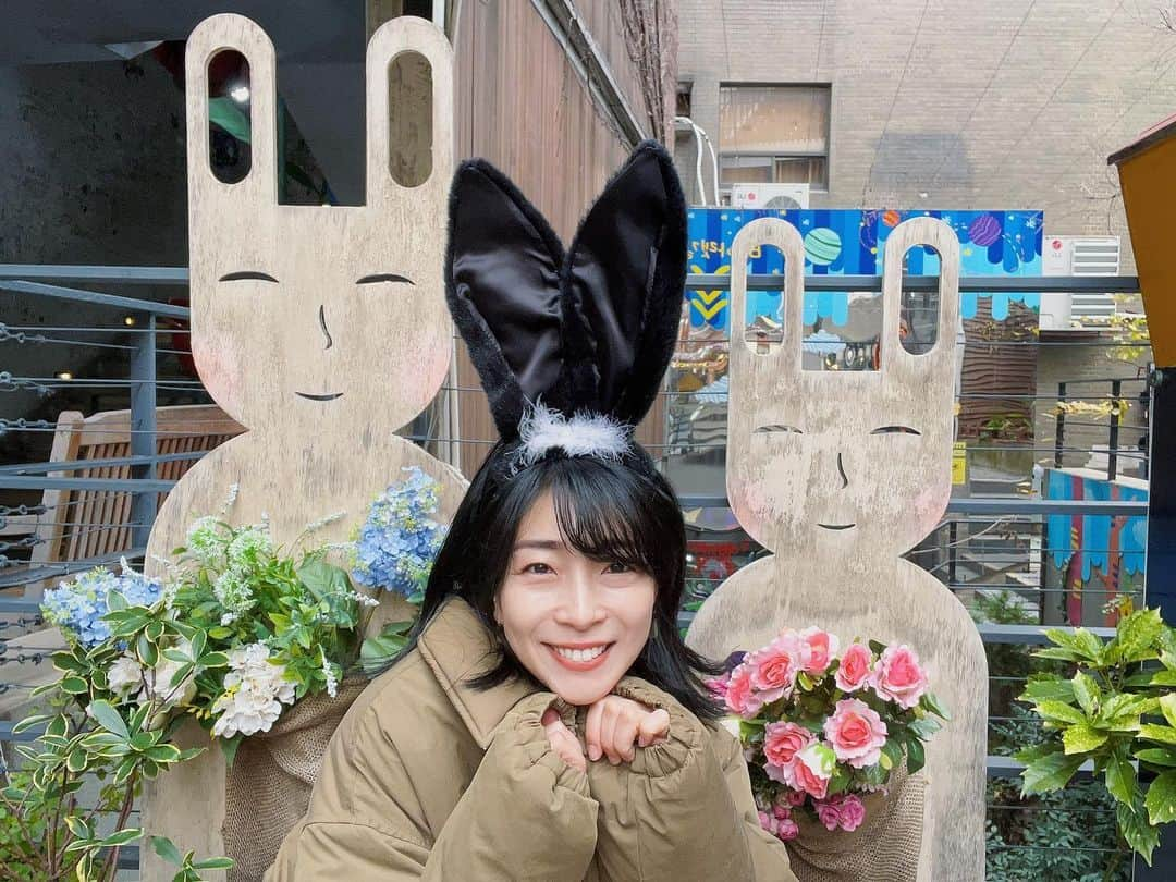 安藤あいかのインスタグラム：「“うん”がいい一年でありますように🐰❤️  #ぼっち写真 #三脚 #観光地 #周り人多め #休憩スペースが目の前 #辱め #耳は自宅から持参 #やる気満々 #なのに笑顔下手 #うさちゃん #韓国 #ソウル #サムジキル」