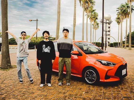 福井俊太郎のインスタグラム：「2023年あけましておめでとうございますぅ #ひろゆきのヤリスと千葉の海岸をバックに #制作の秦君が絶対にここでこう撮ると強い意志で連れてきてくれました #ひろゆきの喜ぶ顔が見たかったらしいです #秦君はひろゆきの笑顔を見るとホッとするみたいで #ただ単にひろゆきの笑顔が好きなんじゃなくて #ひろゆきが笑ってないと #どうしたのかな？ #何かあったのかな？ #と不安になるから笑っててくれてたら安心するという優しい担任の先生みたいな理由です #なのにこの写真はひろゆき全然笑ってない #青島ぁ #って今にも言いそうなギバちゃん顔 #踊る大捜査線観たのかな #カメラは囲碁将棋さん専属スタッフカナオさんです #今年もよろしくお願いしますぅ」