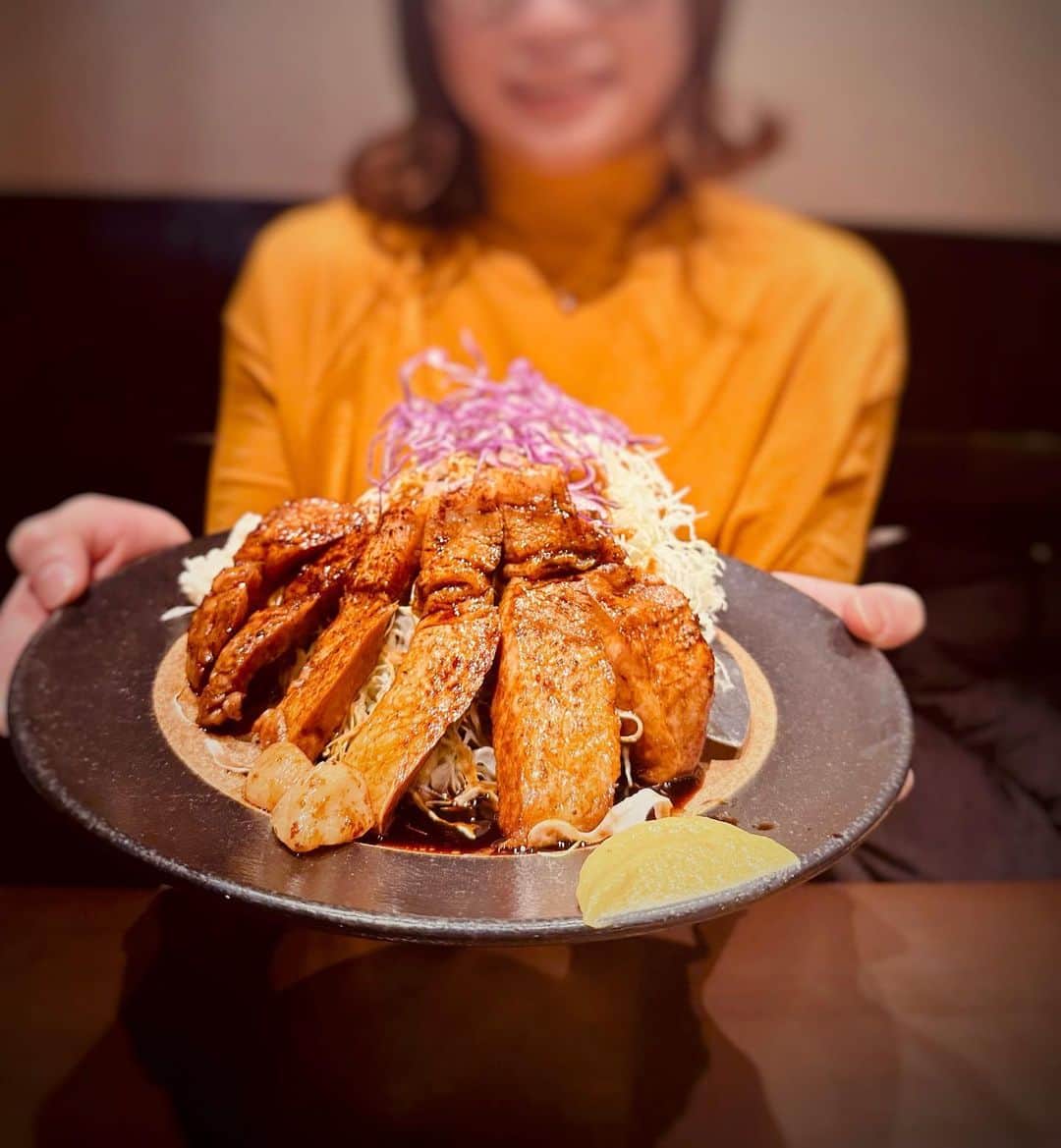 向田真優のインスタグラム：「⁡ 明けましておめでとうございます😊✨ 今年も宜しくお願いします✨ ・ お昼に隆座でとんてきを食べました☺️✨ お肉が柔らかくてとっても美味しかったです😙🤍 ・ ・ #2023 #新年 #元旦 #隆座 #四日市市観光大使 #三重 #四日市名物　 #四日市 #とんてき」