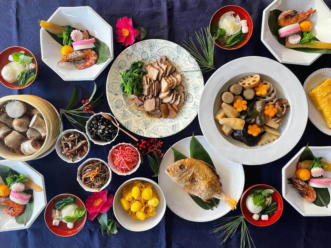 黄川田としえのインスタグラム：「新年あけましておめでとうございます！！  朝おせちを食べ、リーちゃんは試合へ向かいます。たしか去年もそうだったね。 こんな年末年始の過ごし方も今しかない時間だから、サポートできる時間を存分に楽しんで後押しできたらと思います。  今年も、家事、子育て、お仕事、きっとバタバタするだろうけどそれがわたし。笑。  家族みんなが充実した一年になることを願って。。。  自分自身も実りある一年になるように元気にがんばります☺︎  2023年もどうぞよろしくお願いいたします。  #tottogohan  #tottoおせち  #古来種野菜 @warmerwarmer_tasu  #おせち#おせち2023 #皿盛りおせち #1日でできるお節料理 #antique  #astierdevillatte」