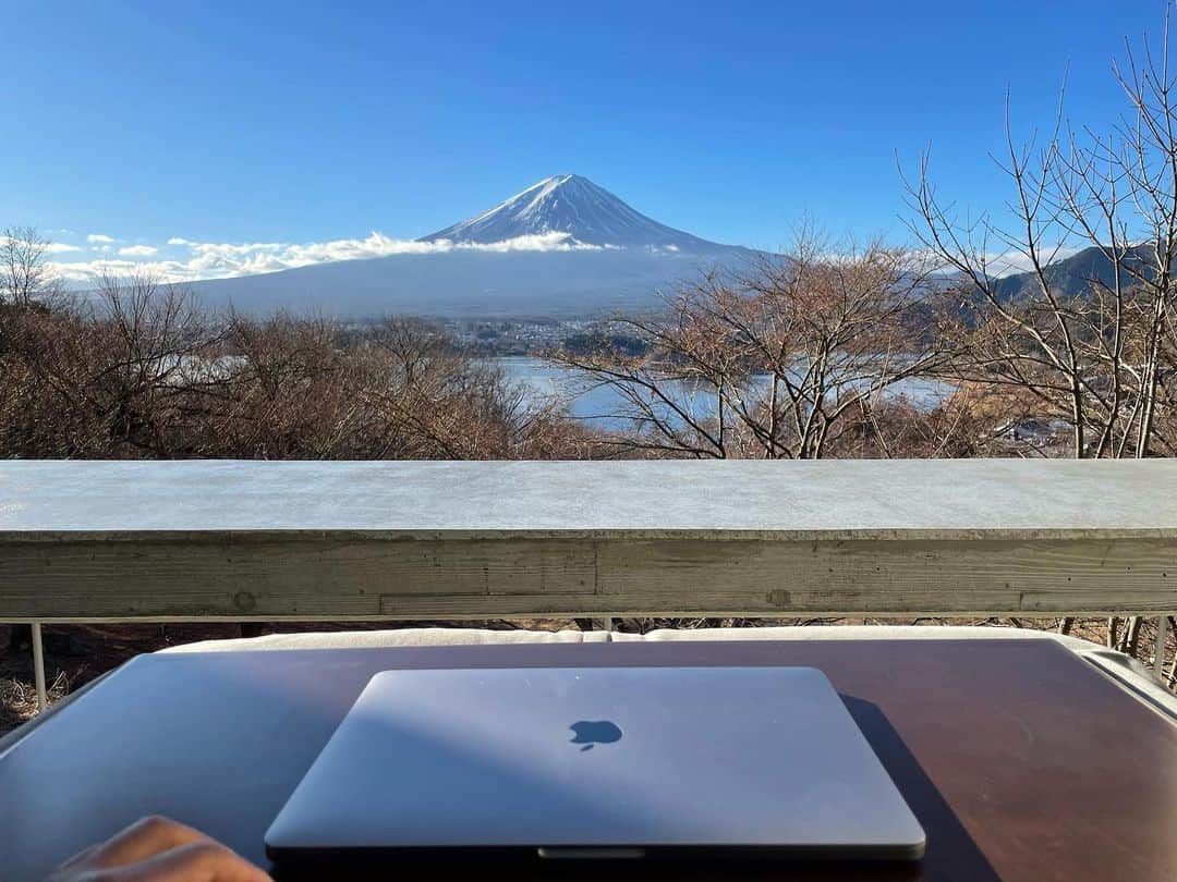 馬瓜エブリンのインスタグラム：「2023 🗻🎍🎌」