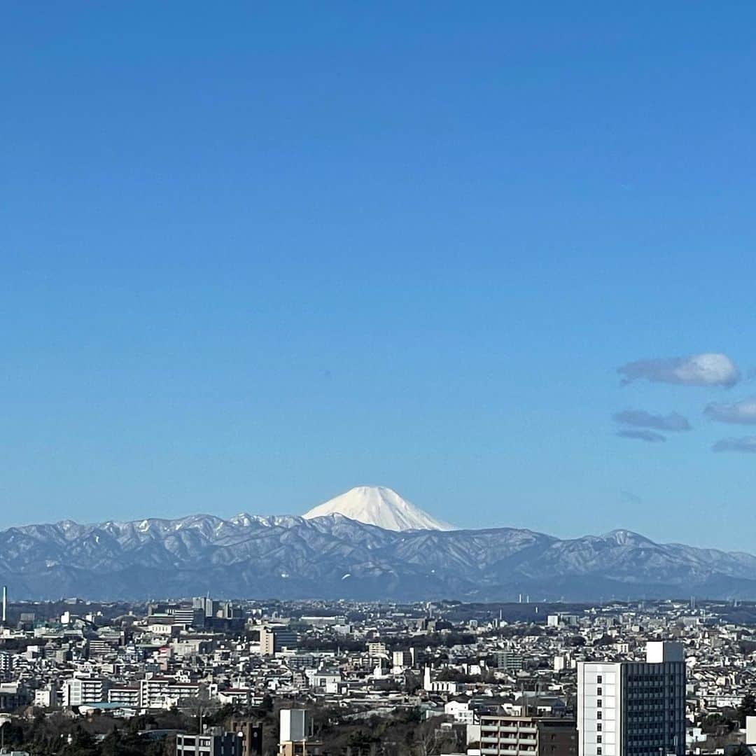 飯沼誠司のインスタグラム：「🎍皆さま明けましておめでとうございます。 引き続き止まらず進んでいきましょう。 昨年同様あらゆるプロジェクトを遂行し、さらに色々と仕掛けていきます。 いつもたくさんの方々に協力いただいているので感謝の気持ち、お陰様の気持ちを大切に歩んでいきます。 「作る（創る）のに、言葉はいらない」 ターゲット、ゴールを明確にしているからこそ、進んでいけると思います。 今年はさらにさらに確実な結果が求められるプロジェクトが多くあります。 娘の成長を楽しみながらやるべき仕事を一つ一つ責任持って取り組んで参ります。 私が関わっている仕事、事業は常に富士山に守られているような気がします。 ここで見た景色を忘れず… 想い、初心を忘れずに精進して参ります。 本年もよろしくお願い致します。 皆様にとっても幸多き1年であることをお祈りしております。 #build #donot #talk #seijiiinuma  #setagayaswimmingacademy #tateyamasurfclub #plani #athletesavejapan #aed財団 #kakeruumiprojects #kidssaver #savelife #planb  #富士山 #mtfuji」