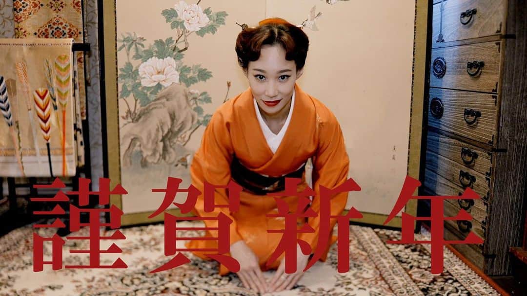のインスタグラム：「あけましておめでとうございます🎍 Happy New Year!!!  今日はお天気も良く、素敵な新年が始まりましたね☺️ 2023年が皆様にとって楽しくて実りある素敵な年になる事を心よりお祈り申し上げます。  本年もどうぞよろしくお願い致します🙇🏻‍♀️🐰  新年早々YouTubeもUPしたので、是非ご覧ください！🎍🙇🏻‍♀️🎍  新年最初のイベントは、1/8の阪急うめだ本店”THE D GALLERY”でのトークショーになります。 皆様にお会い出来る事を、とっても楽しみにしております🫶🏻😆」
