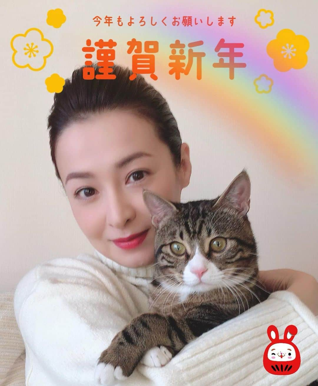 檀れいさんのインスタグラム写真 - (檀れいInstagram)「🌹🌹 皆さん あけましておめでとうございます🌈✨  私にとって2022年は、ひと文字で表すと「挑」（いどむ）という１年でした✨  主演をさせて頂いた映画の公開 また多くの方から愛され続けている映画シリーズの公開 ほぼ一発撮りの緊張感溢れるドラマ 30周年の記念LIVEなどなど✨ それぞれ「えいっ‼️」とエネルギーを集中させて挑戦するような日々でした✨  あ‼️そうそう🤭 SNS苦手な私が「エイヤー」とインスタを始めたのも2022年の年明けからでしたね✨  色々と挑戦しようと思うのも 「えいっ‼️」と踏ん張れるのも いつも応援して下さる皆さんが温かな気持ちで見守って下さっているからこそ✨ いつもありがとうございます✨ 感謝です✨  今年も少しでも楽しんで頂けますよう、 ひとつひとつがんばりますね🌈✨  皆さんにとって、2023年が光溢れる 素敵な日々でありますように🥰  良いお年をお迎えくださいね🎍  お写真は、昨年から我が家の子になりました「さん太」くんです💖  檀れい🌹  #檀れい #danrei #2023 #あけましておめでとうございます #いつもありがとう #感謝 #良いお年をお迎えください #檀スタグラム」1月1日 13時09分 - danrei_official