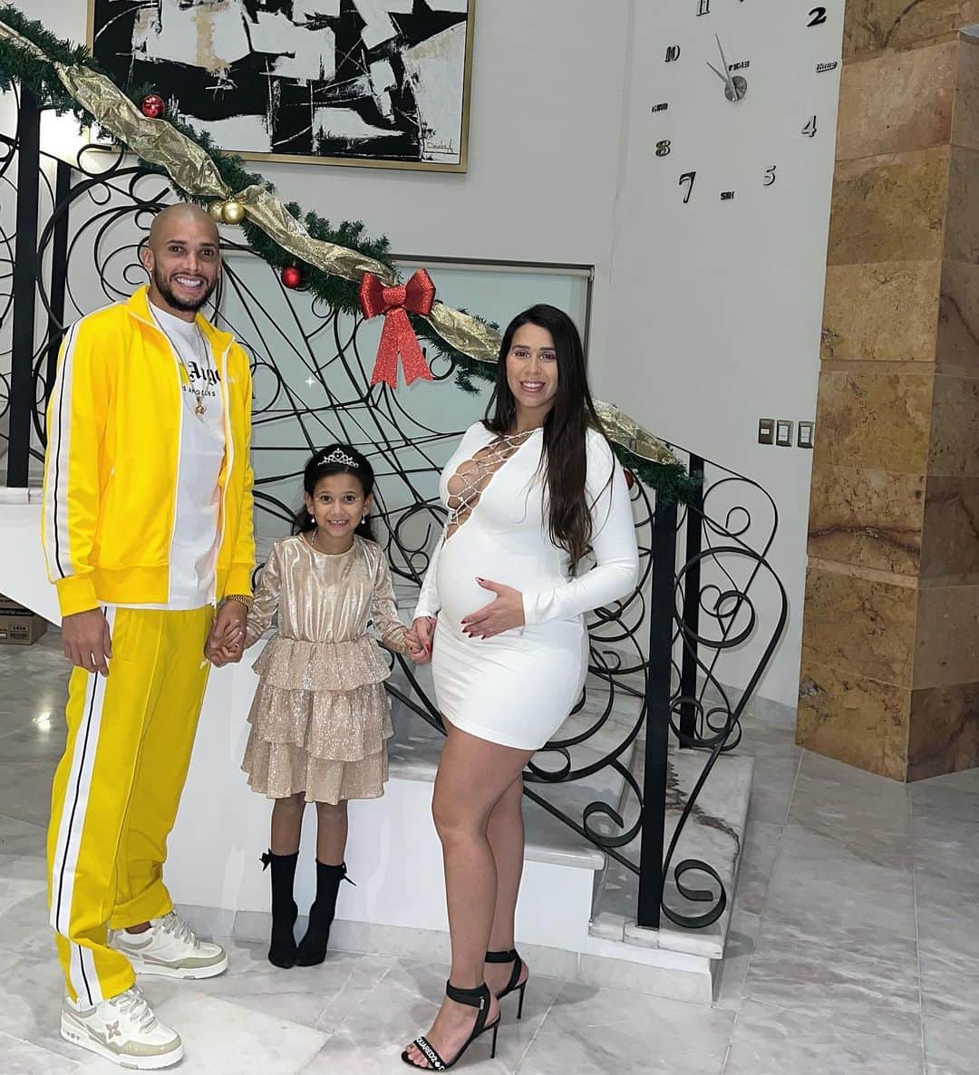 マテウス・ドリア・マセドのインスタグラム：「Feliz 2023 ✨🫶🏼 👨‍👩‍👧‍👧」