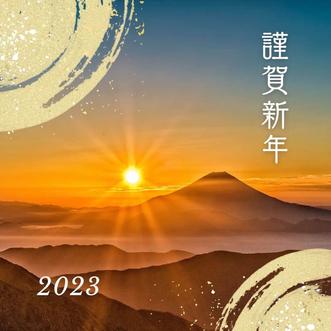 華耀きらりのインスタグラム：「明けましておめでとうございます  年が開けましたねぇ 一年が早すぎます。。  今年も笑顔溢れる一年にしていきたいです。  冬のキリッとした朝の寒さは幼い頃は苦手でしたが、 今は何だか好きな感覚で朝の匂いも大好きです。 一瞬で目が覚めるからかな？（笑）  今年も宜しくお願い致します  元旦　 華耀きらり」