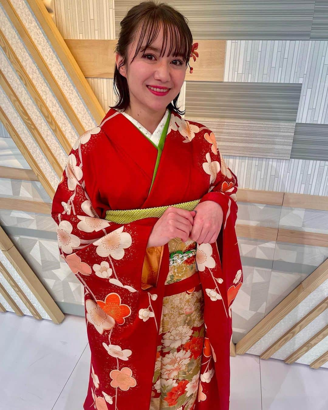 スミス春子のインスタグラム：「.  あけましておめでとうございます🎍  今年もよろしくお願いいたします❣️  先日、新年のご挨拶のPR収録で とっても素敵な着物を着ました👘  赤い着物は初めて😳 花柄に、帯は金色です。  衣装提供をしてくださったのは 静岡市葵区にある、きもの紺文さんです✨  着物や振袖の販売のほかに、レンタルや着付け教室も行っています😌  着物や振袖って自然と背筋が伸びますよね🧡  今年も笑顔溢れる一年になりますように🤭  #新年の挨拶 #お正月 #あけましておめでとうございます  #着物 #きもの紺文」