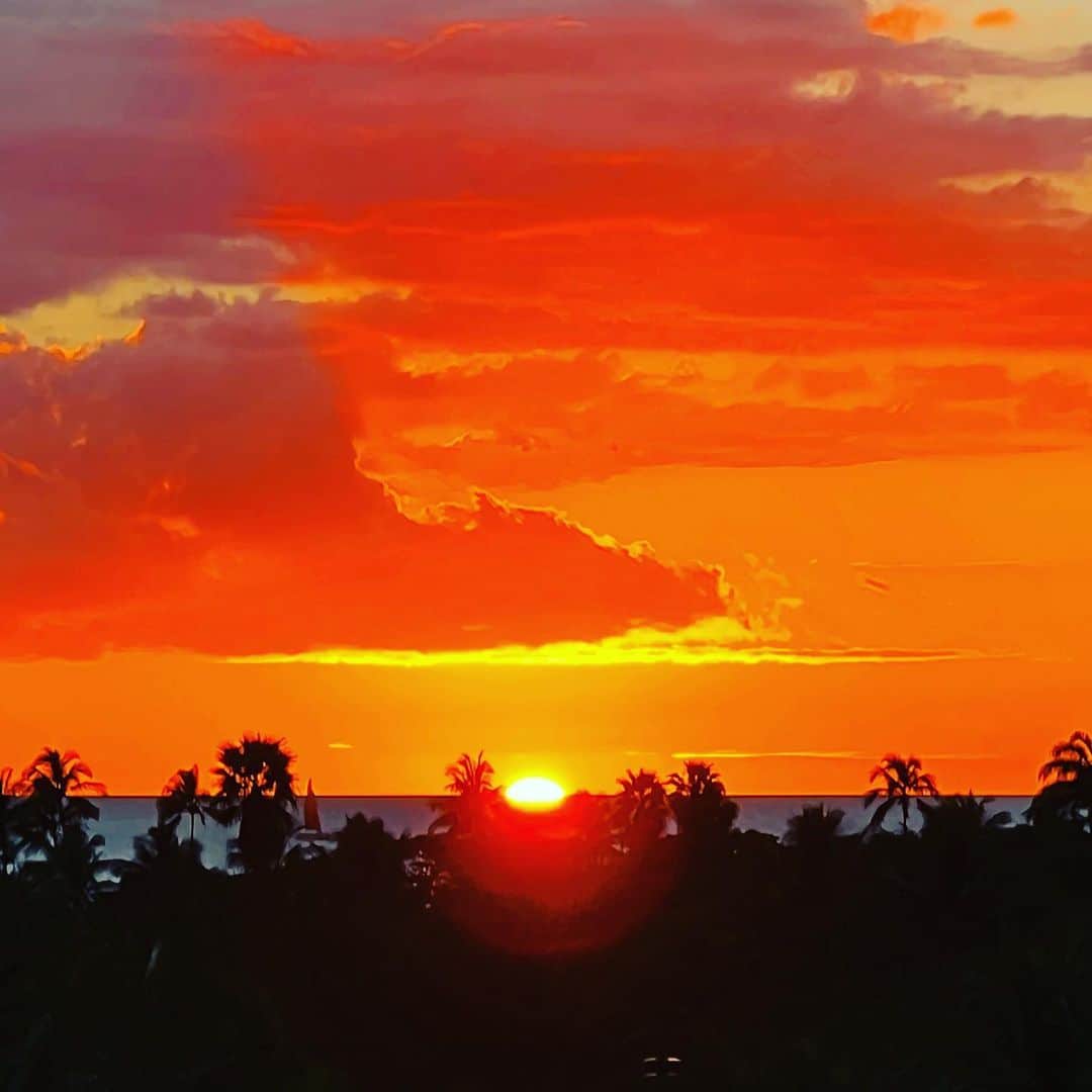 和央ようかさんのインスタグラム写真 - (和央ようかInstagram)「Last Hawaiian Sunset of 2022🙏  ハワイの2022年の最後のサンセット🙏 神々しく美しいサンセットでした。日本はもう元旦🎍 私達も今から暮れて2023年を迎える準備に入ります。 日本🇯🇵のお正月、楽しんで下さいね  #takakoworldstylin🌎 #takakohawaiistylin🏝 #lifestyle#hawaii#hawaiilife#sunset#サンセット#ハワイ#ハワイ生活#ライフスタイル#yokawao#和央ようか#ニューイヤーズイブ#newyearseve」1月1日 13時12分 - yokawao0215
