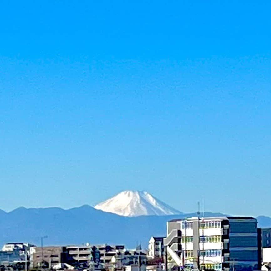 坂崎幸之助のインスタグラム：「🎌🎍明けました🎍🎌 今年も何卒THE ALFEEを宜しくお願い申し上げます🤗  #2023年 #令和5年 #元旦 #一月一日 #正月 #謹賀新年 #賀正 #happynewyear #明けましておめでとうございます #新年 #卯年 #うさぎ #富士山 #今年もよろしく #寝正月 #お雑煮 #お餅 #お年玉」