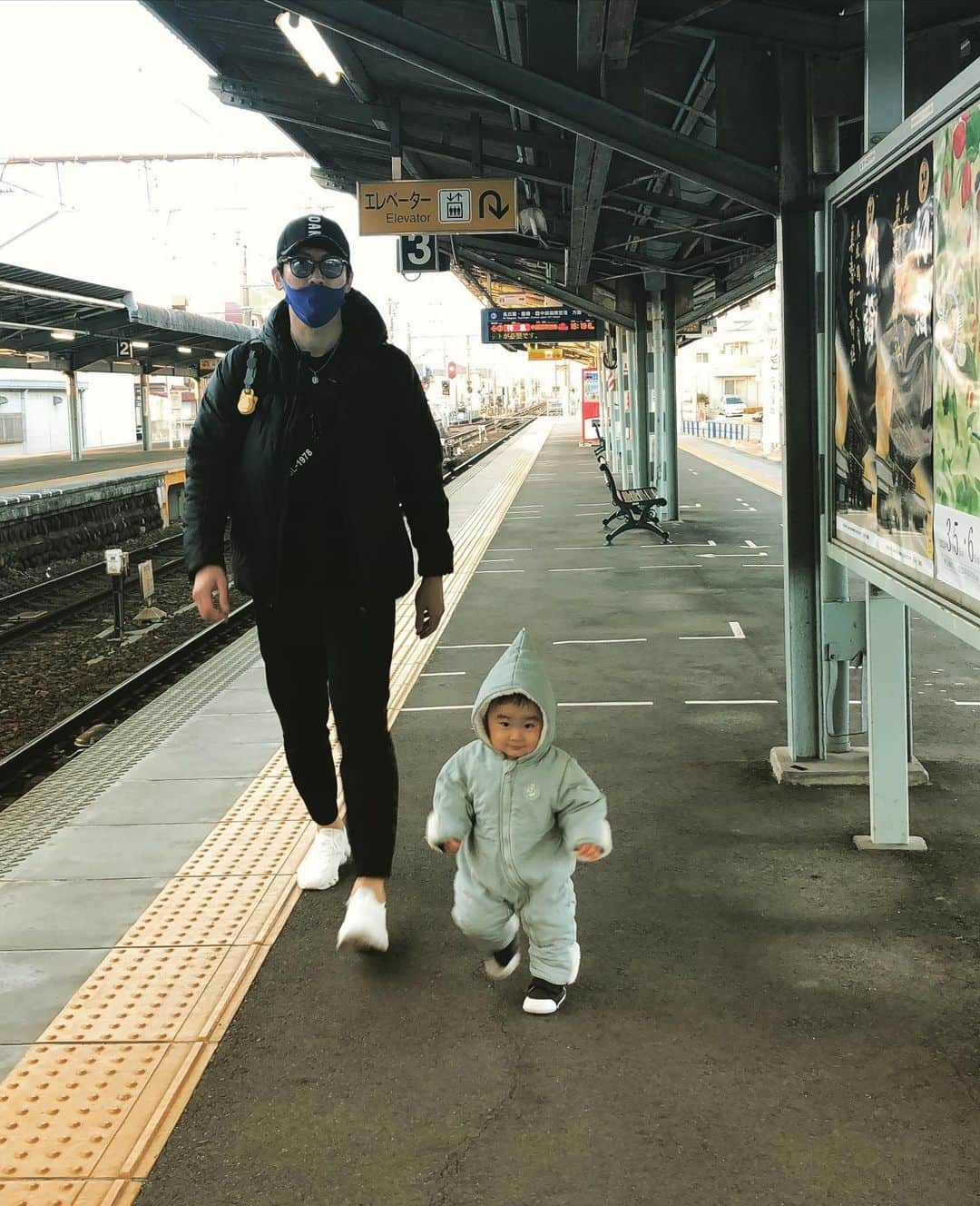 高松卓矢のインスタグラム：「明けましておめでとうございます🎍 今年もよろしくお願いします🙇‍♂️🙇‍♂️🙇‍♂️ #全然正月らしくない写真笑 #息子の小人感 #たかまつり」