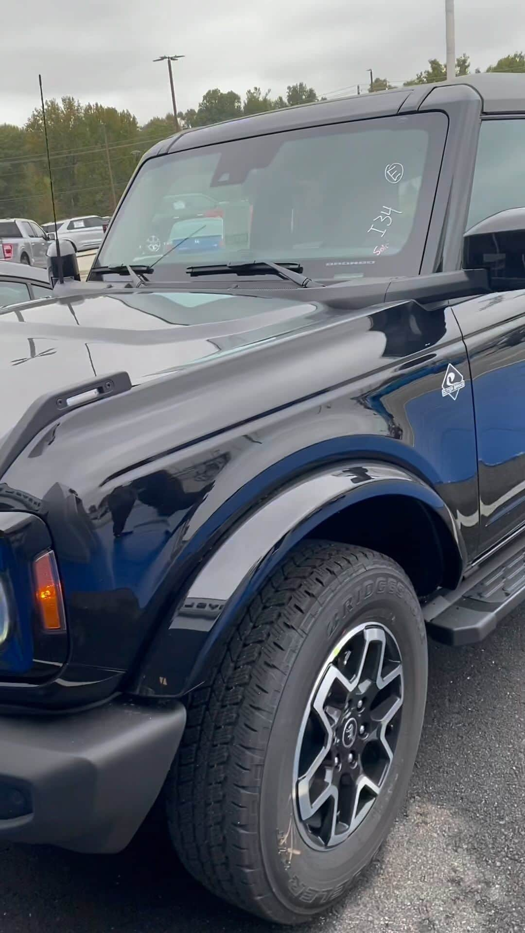 アレン・ジョーンズのインスタグラム：「Before and after on my Ford Bronco. What a BEAST! @akinsofwinder and @wildwillies_customaccessories」