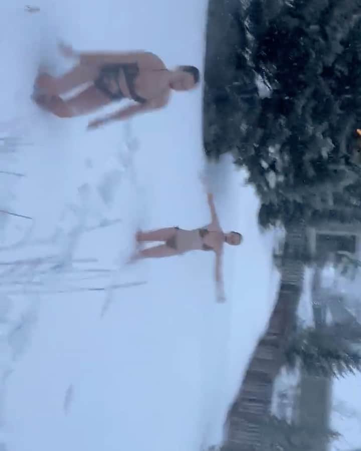 のインスタグラム：「🧊SHOTSKI🧊  Happy New Years everyone 👻  💋」